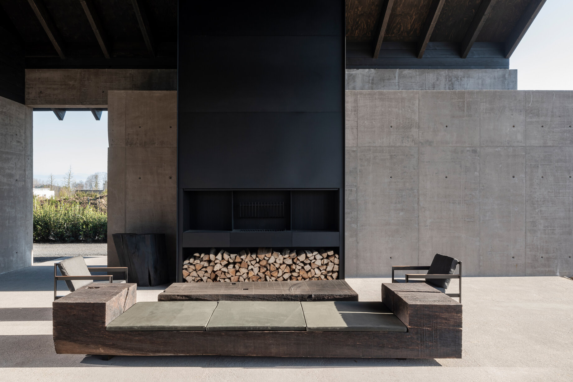 Winery VV 特别设计有开放式起居空间，并以朴质的原木家具，延续黑灰之间的禅意氛围。