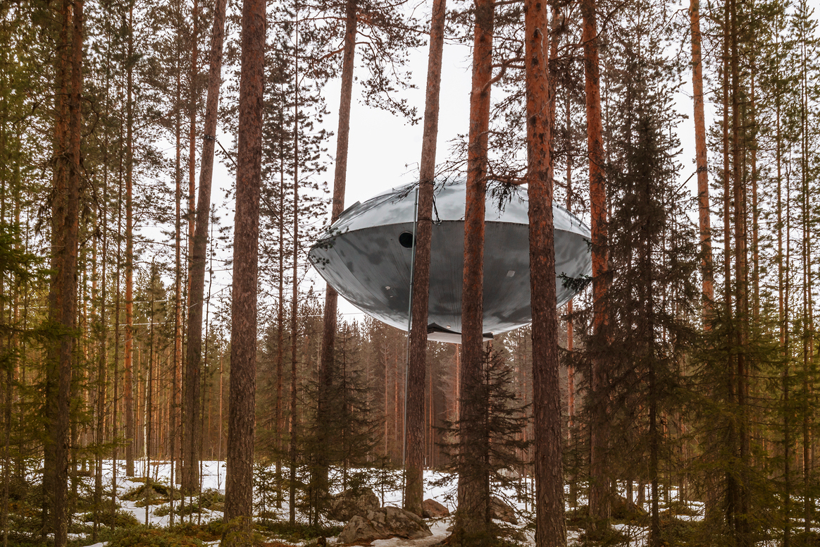 漂浮在半空中的 UFO 树屋，是 Treehotel 最挑战人们想像世界的树屋房型。