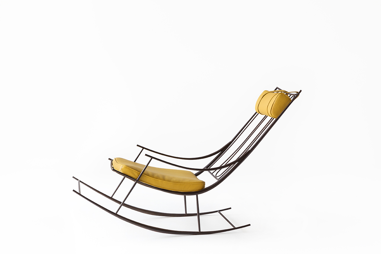 把戶外鑄鐵椅帶入家中祕訣?將鑄鐵打磨拋光之後，外觀再以不透明蠟潤飾，最後加上兩顆以 FENDI 經典赭黃色「Cuoio Romano」皮革縫製的頭枕和寬闊靠墊，隨時都能在客廳做一場悠閒的白日夢。