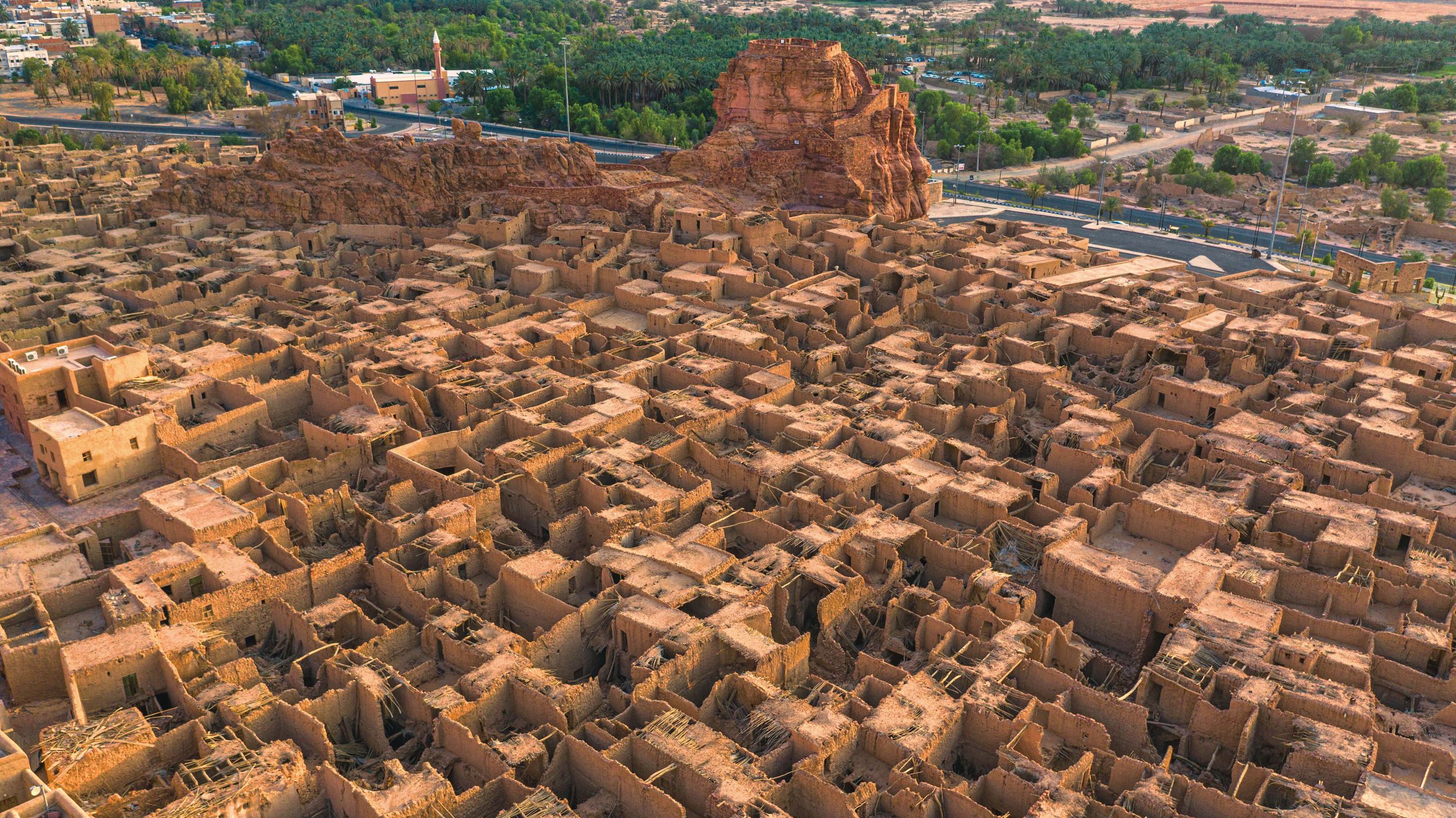 建造时间可追溯至西元十世纪的 AlUla 古城，至今仍保有将近 900 间泥砖屋舍。