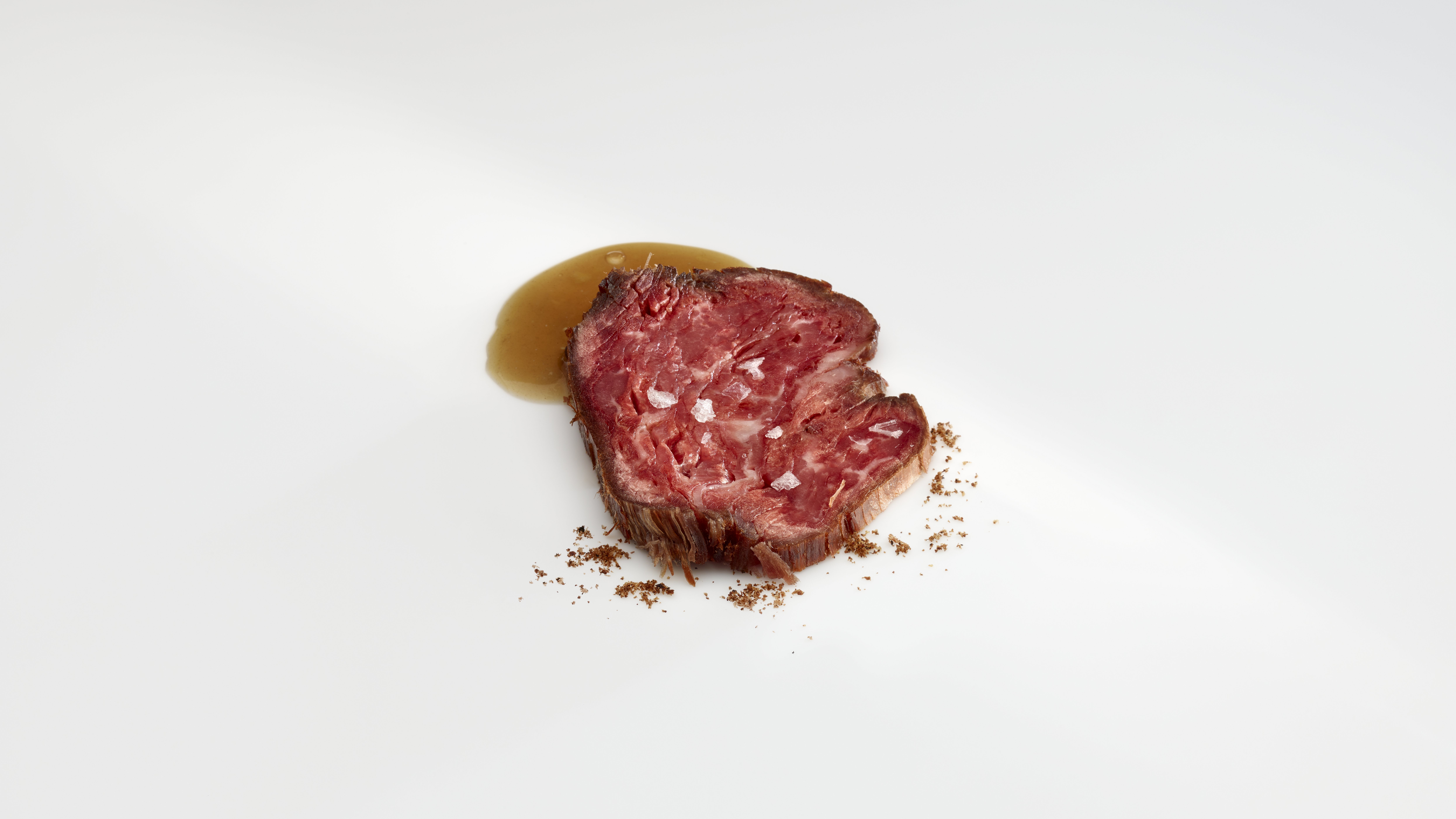 名为「技术：牛肉对比 Technique : Beef Contrasts」的熟成牛排。 （© José Luis López de Zubiría）