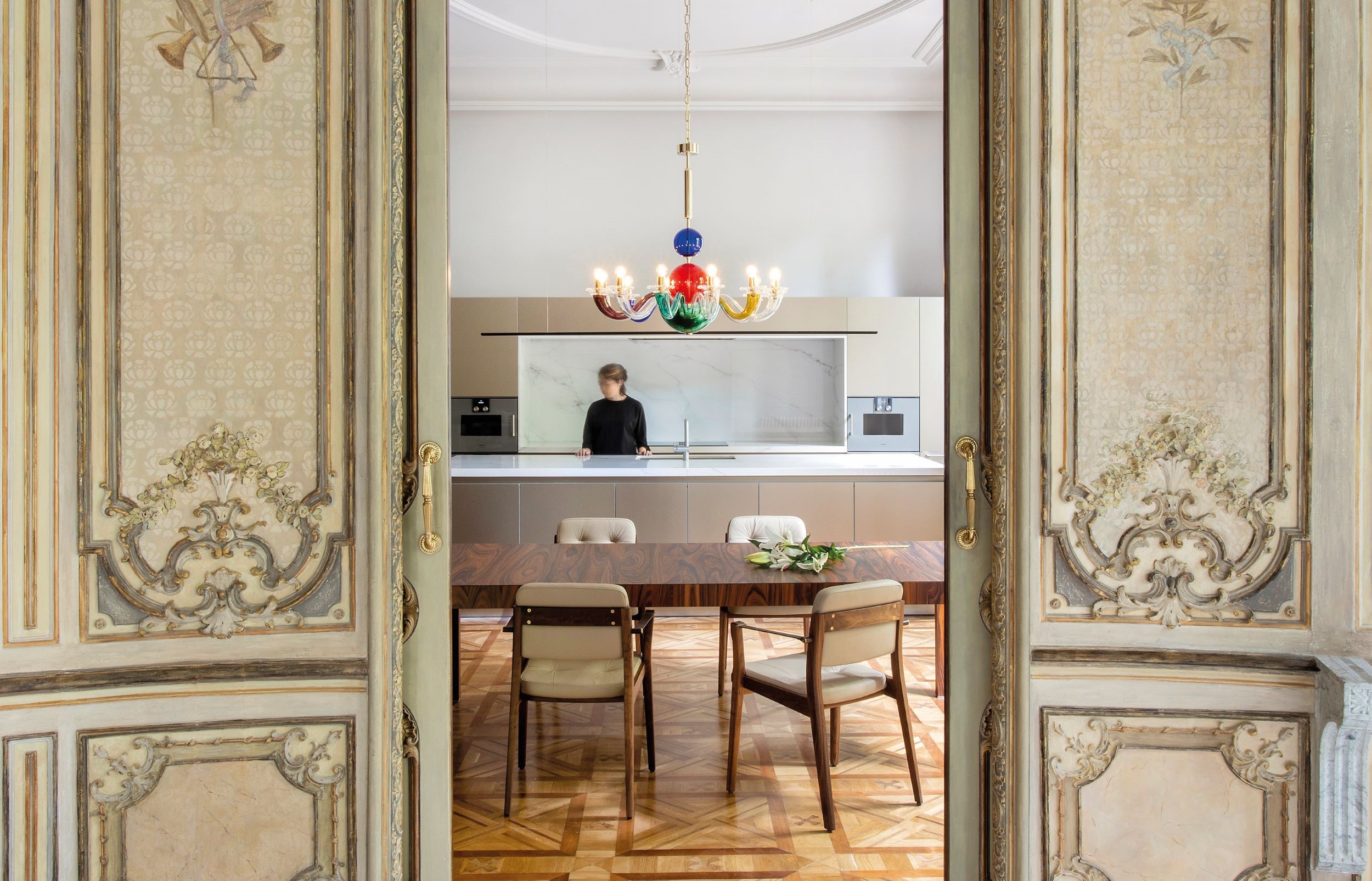 以现代语汇为复刻基调，Casa Burés 保持并聚焦于建筑华丽原始的特性。