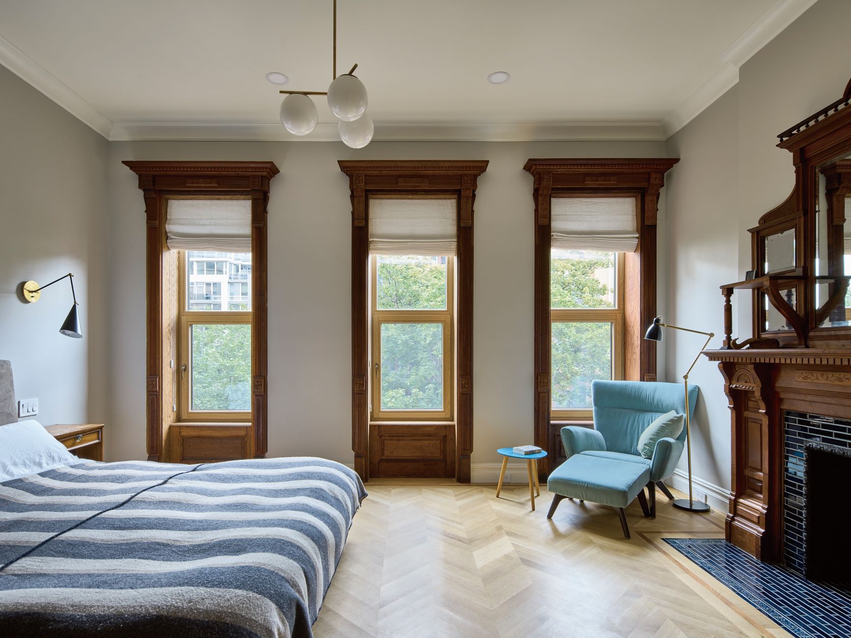 Harlem House 内部重温古典结构，但室内软装色调上多采浅色系，避免过度沦为直观的当代印象。
