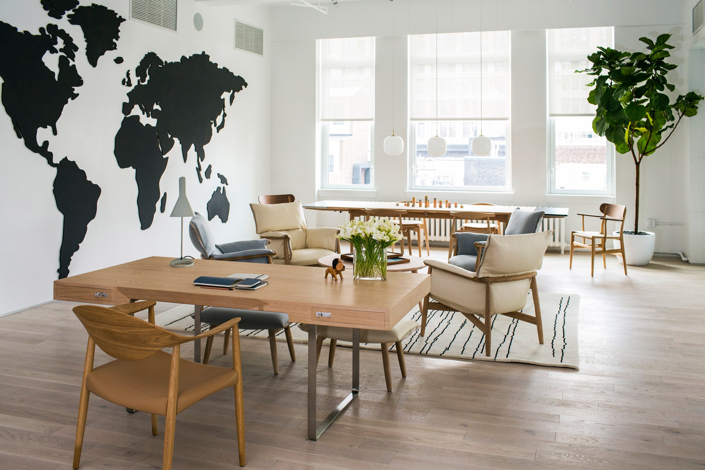 阳光洒落完美居家空间，Carl Hansen & Søn 总能带来家具布置的奇思灵感。