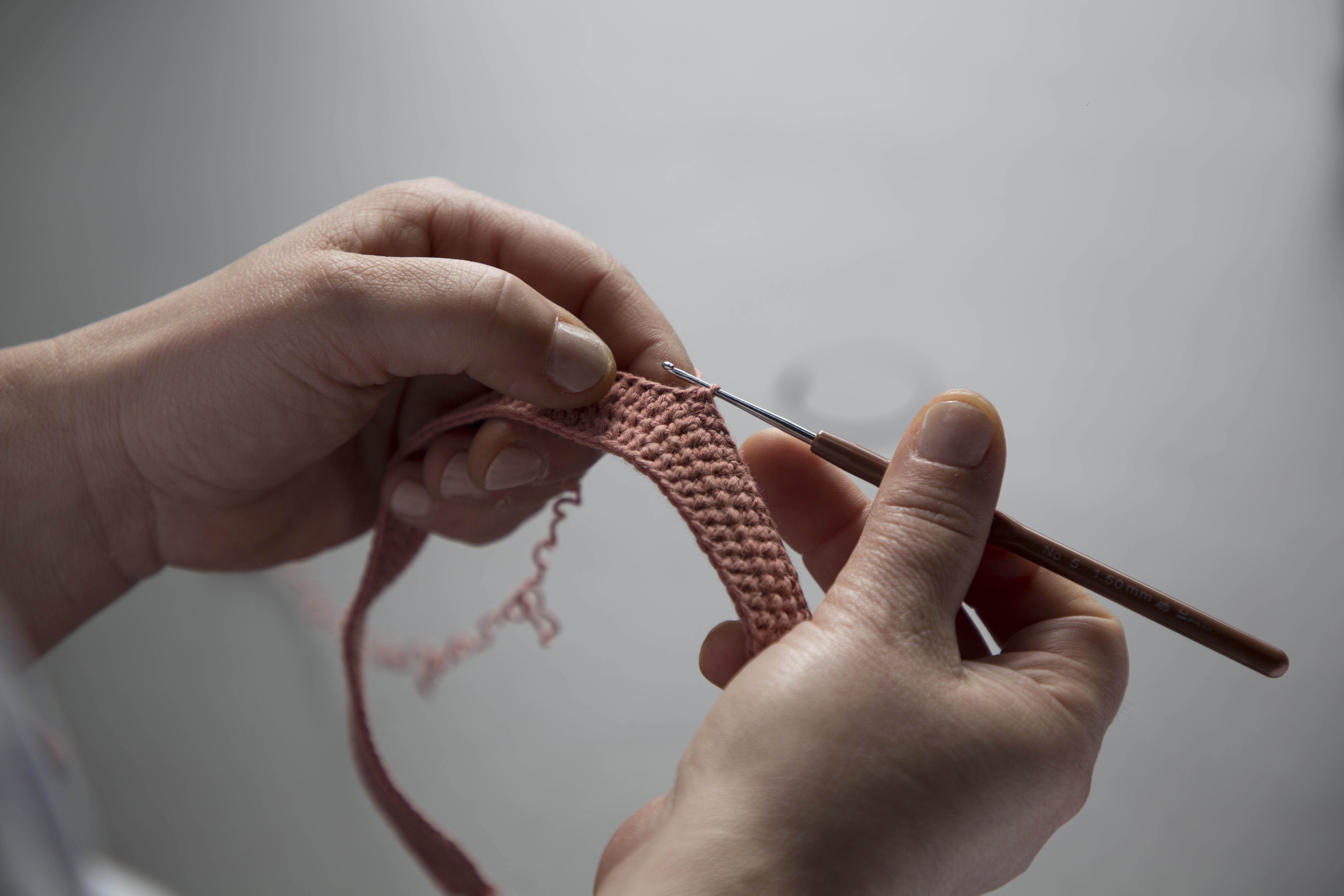 彩虹鞋一向最搶鏡的鞋跟，過去以牛小皮製作的彩色麂皮包覆，這回以通過全球有機紡織品嚴格標準認證的有機棉製作鉤針布面，再造 Rainbow Future 柔和的色調。