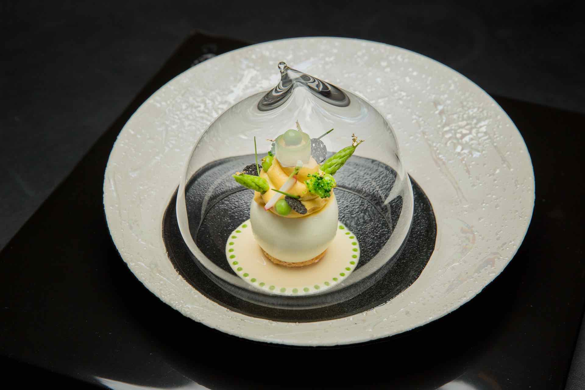 “日本皇蟹肉酿鸡蛋”虽然是开胃菜，但做工精致、摆盘华丽，可说是心机之作。