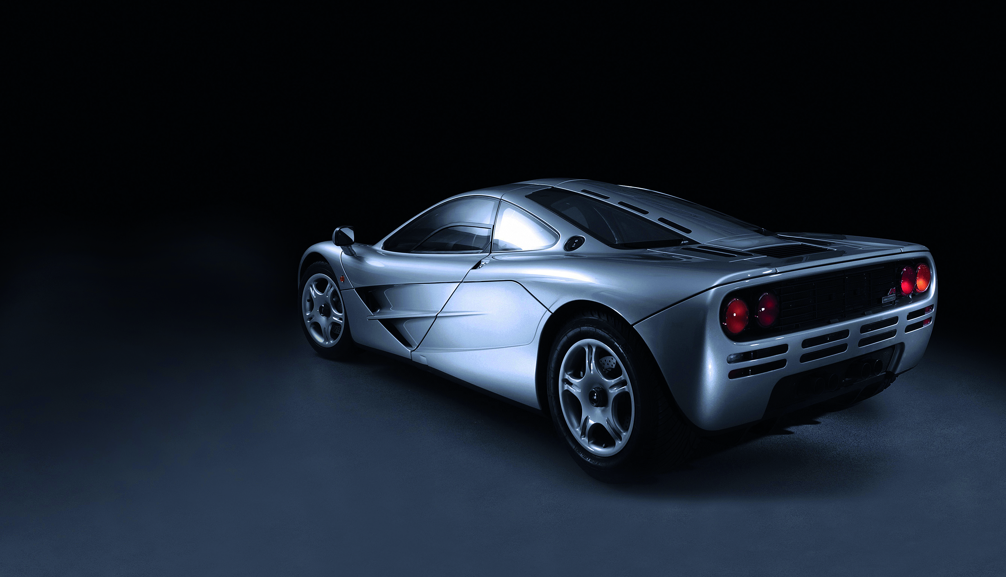 McLaren F1 规格表 国籍:英国 发表时间:1992 年 规格:长 4,287×宽 1,820×高 1,140 mm 引擎:V12 自然进气 排气量:6,064 c.c. 马力:627 hp/7,400 rpm 扭力:66.4kgm/5,600 rpm