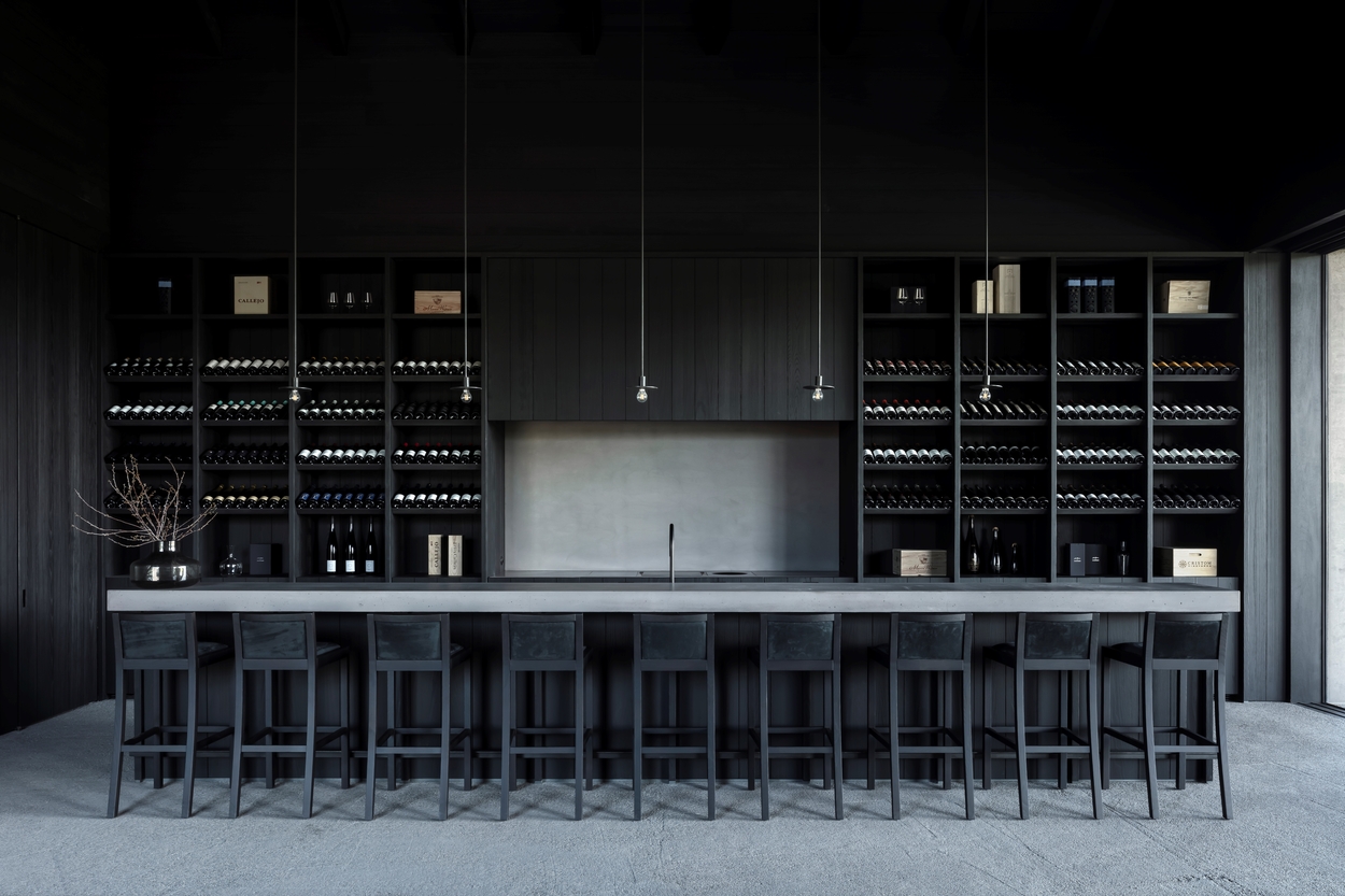 酒庄里的品酒吧台，同样延续了沉静的黑色系设计。