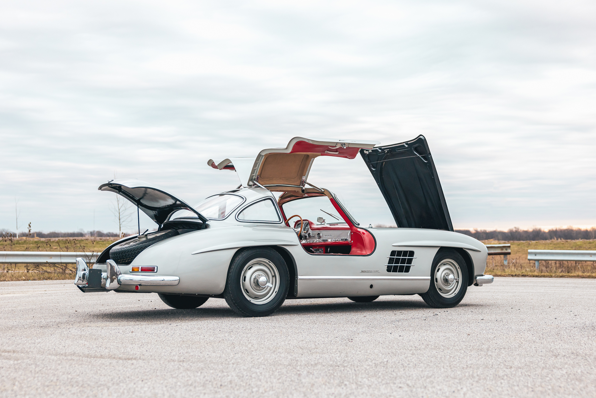 特殊的鸥翼式上掀车门， 是使用了特殊车身后的必 然结果。