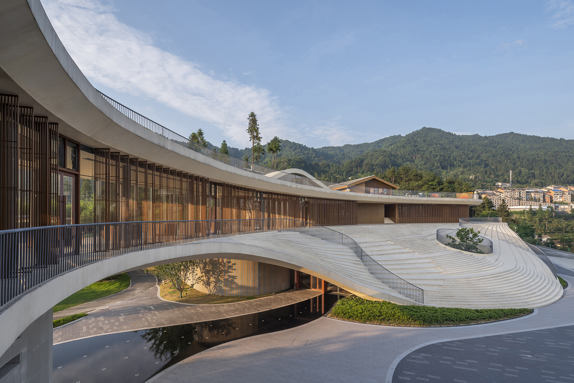 三峽茶旅小鎮展示中心以一座弧形階梯，呼應周遭的梯田茶園景觀。