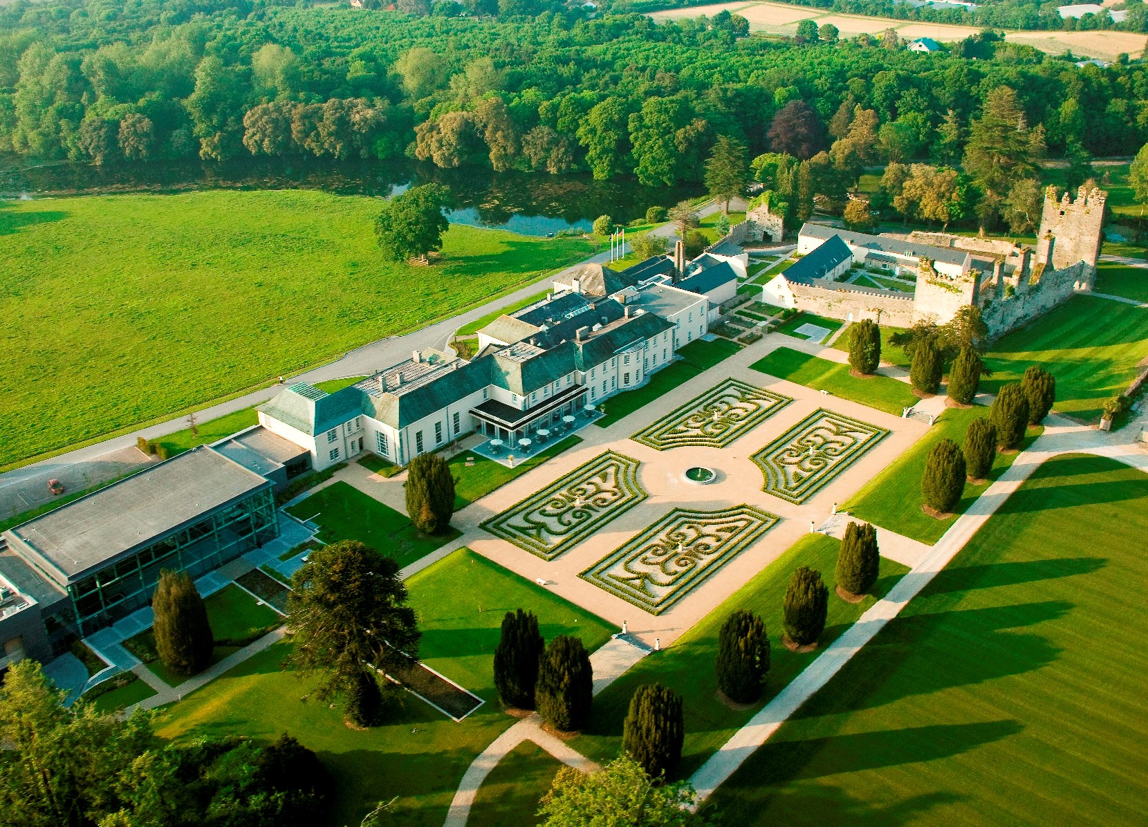 拥有 90 公顷花园美景的 Castlemartyr Resort。