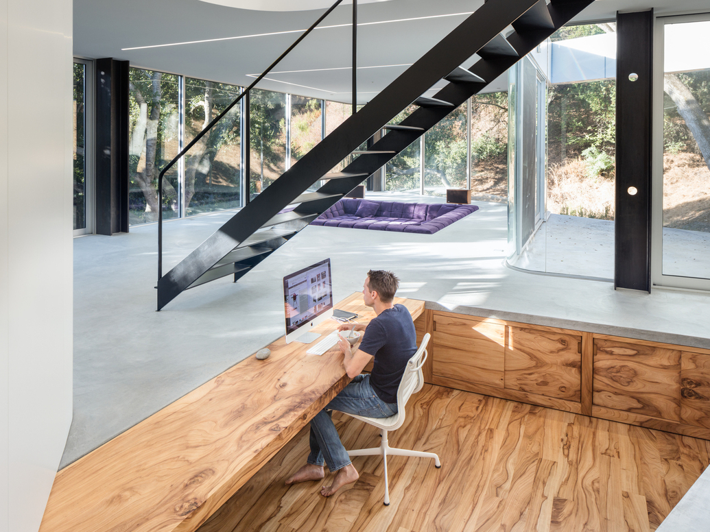 办公场域采下沉空间设计，上方是一、二层挑空，由上洒下的天光，提供足够照明，沉淀心灵，启迪创意发想。