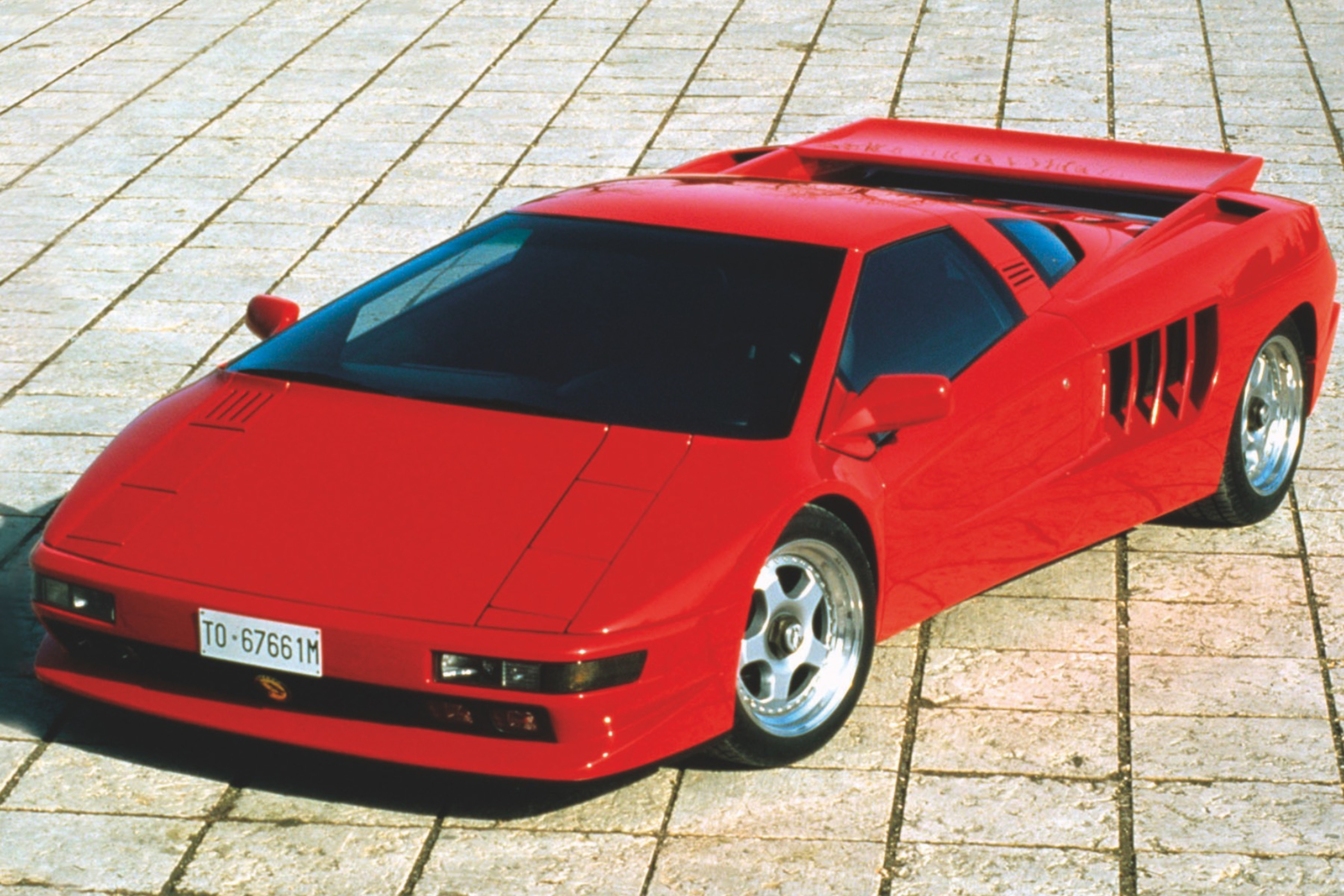 CIZETA Moroder V16T 规格表 国籍:义大利 发表时间:1991年 规格:长 4,445 ×宽 2,057×高 1,115 mm 引擎:V16 自然进气 排气量:5,995c.c. 马力 :540hp/8,000rpm 扭力:55.3kgm/6,000rpm