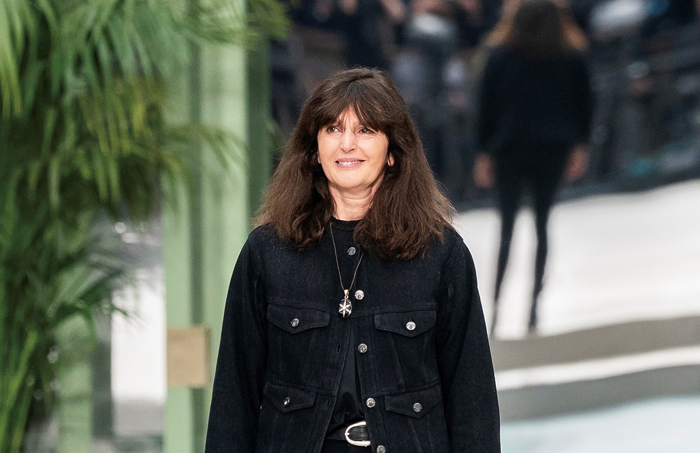 Virginie Viard 本人就是 Chanel Lady 的当代化身：一头棕色中长发与妹妹头浏海，烟熏彩妆打造的深邃眼眶，以及亮丽红唇。她说自己最爱的打扮就是牛仔裤与香奈儿毛呢短外套。