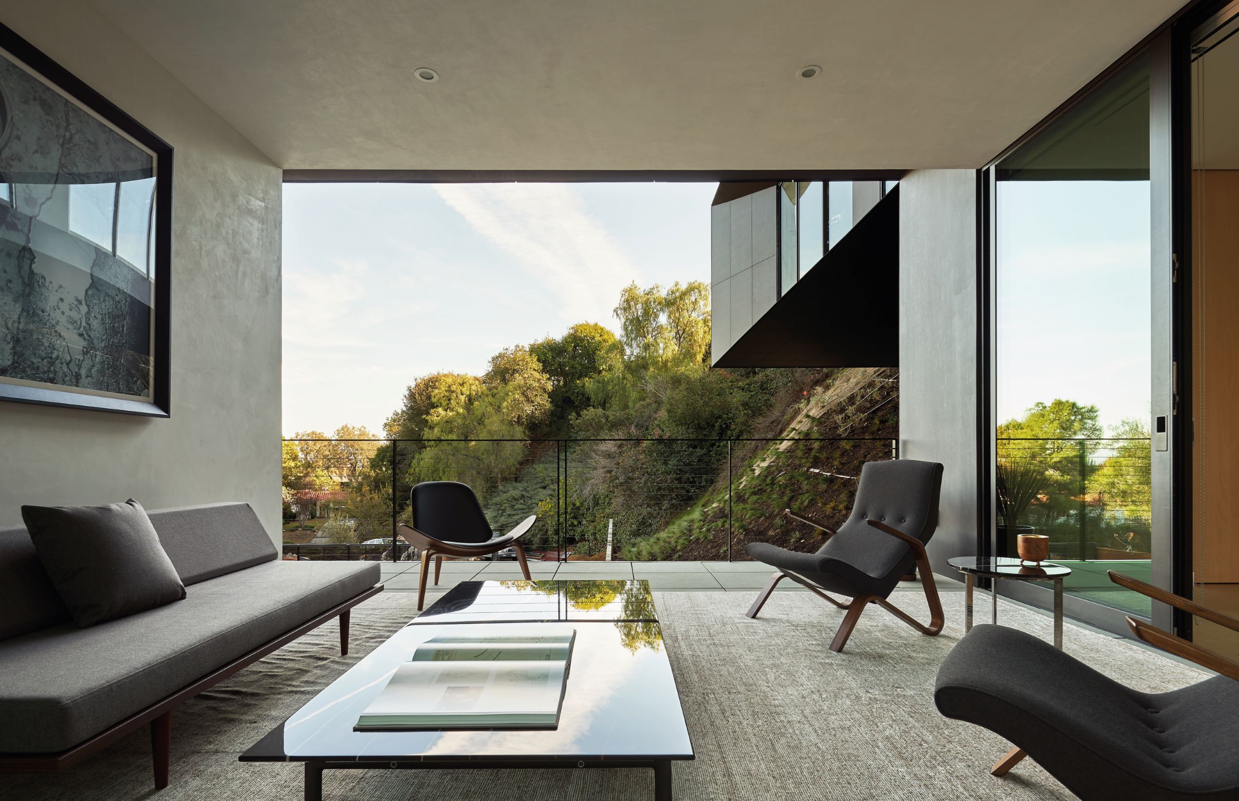 LR2 Residence 以玻璃窗墙、落地窗及半开放式露台等设计，组合出内外相互交错的空间美感。
