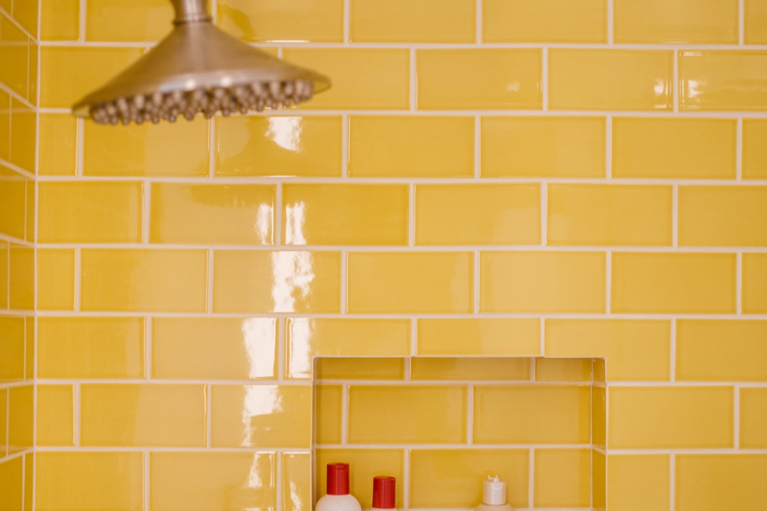 在简约的黄砖浴室迎来清新早晨。