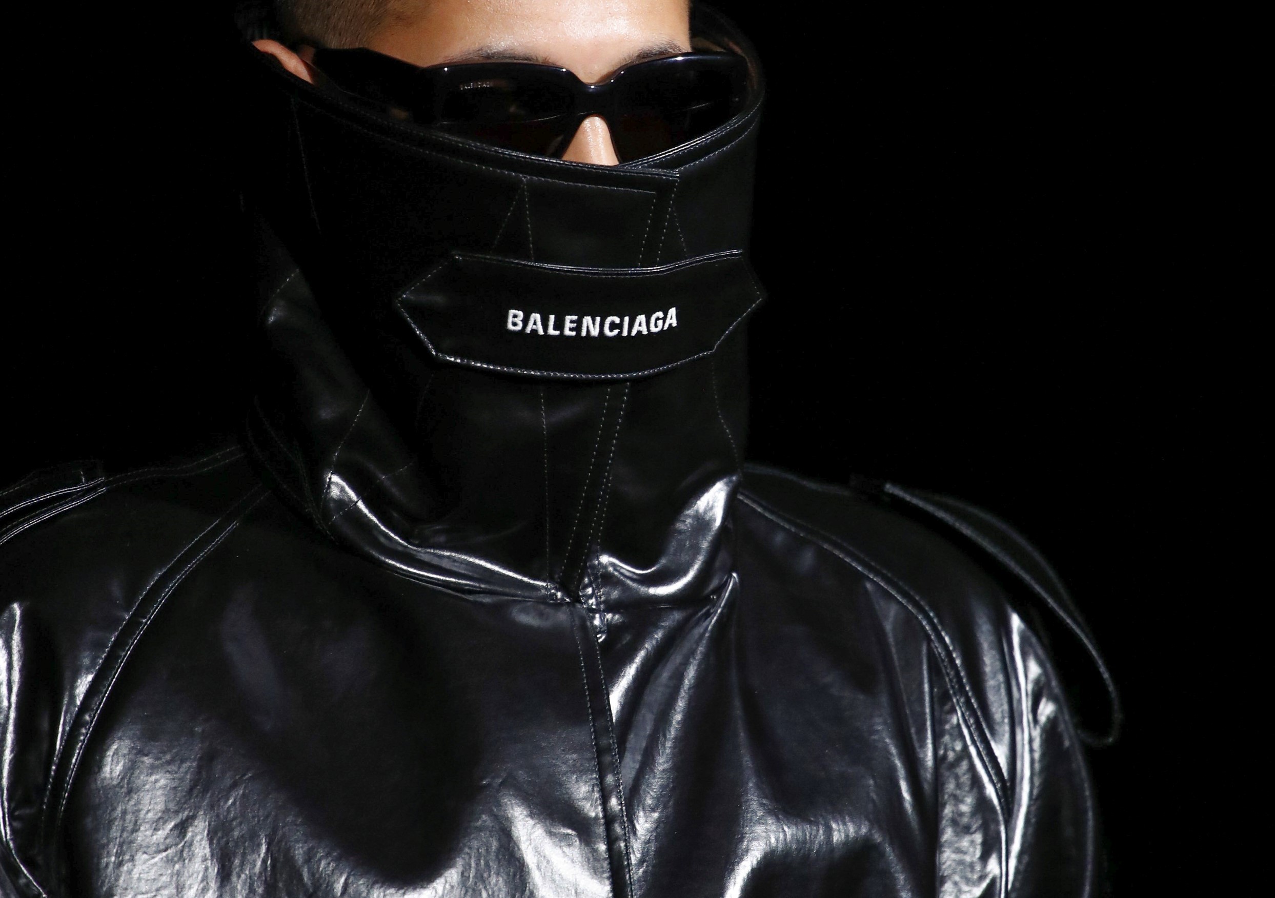 开云集团中暨 Gucci 之后表现也拉出红盘的 Balenciaga，现由法国时装品牌 Vetements 创办人 Demna Gvasalia 担任创意总监，把前卫概念结合潮流时尚，在千禧世代消费者中迅速刮起一道炫风。