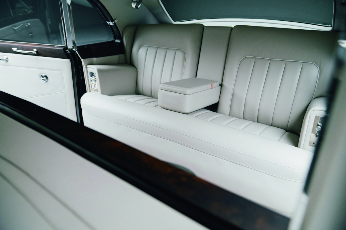 Rolls-Royce Phantom V 全新制作的内装，严谨地遵循当年的格局与设计精神。