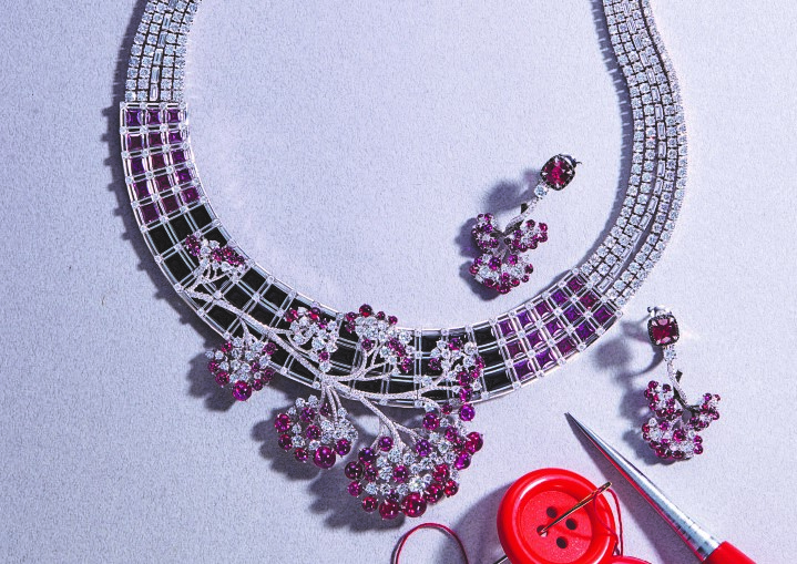 一针一线犹如工匠每一次的悉心镶嵌、抛光、打磨，美，不只浑然天成，更是精雕细琢。 Chaumet Chant du Printemps 系列，玛瑙、凸圆形切割红宝石、方形切割石榴石和明亮式切割长方形钻石白金项链。 Chaumet Chant du Printemps 鸽血红枕型切割红宝石、凸圆形切割红宝石、圆形黑色尖晶石与明亮式切割钻石白金耳环。