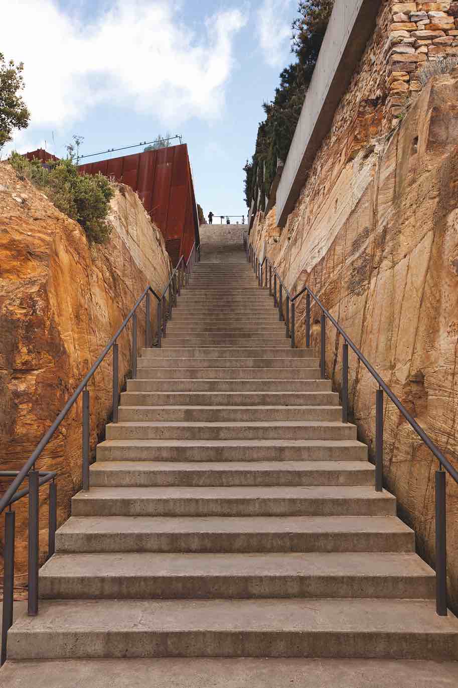 进入 MONA 前得先挑战 99 个台阶登上制高点。