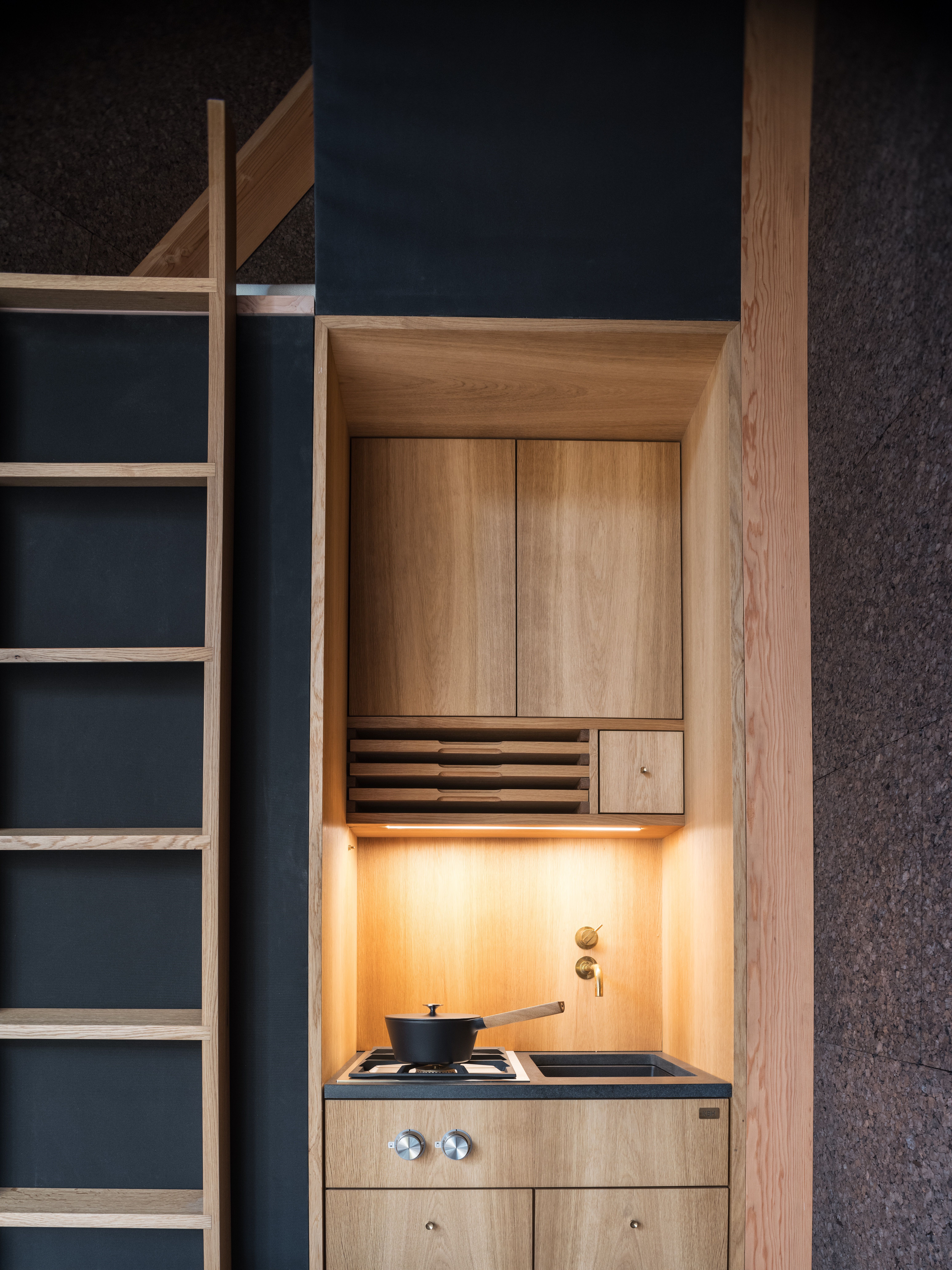 小屋裡也設計有小巧的廚房空間。