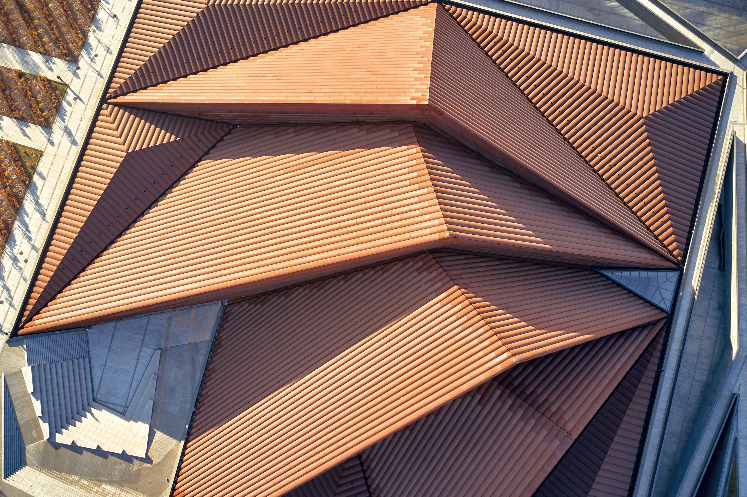 由瓦状耐候钢所组成的倾斜式屋顶，拥有绝佳的隔热性能。