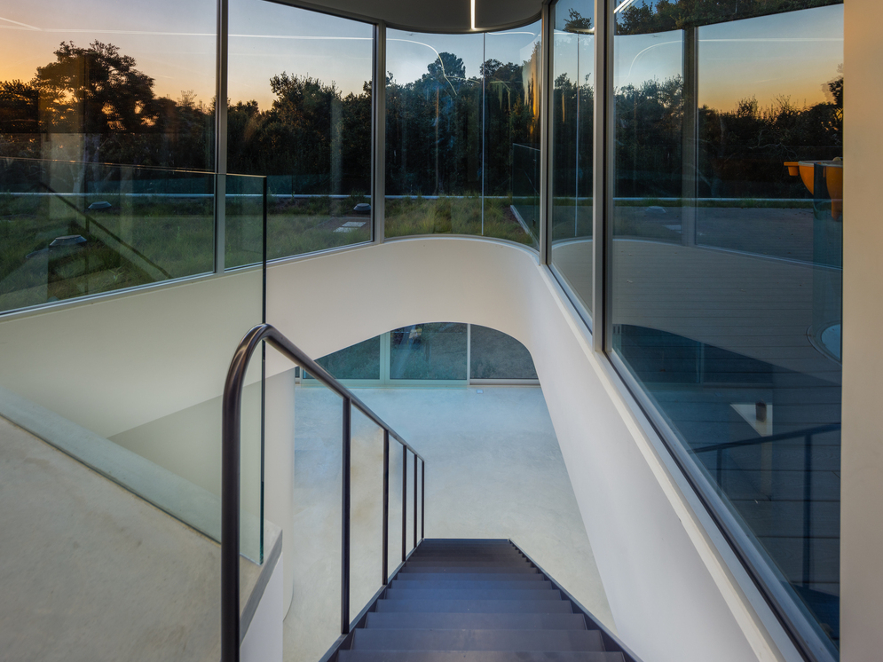 圆锥玻璃量体延伸视觉，户外迷人的自然景色一览无遗，亦为黑色钢构直线楼梯注入明亮的采光与行走的乐趣。