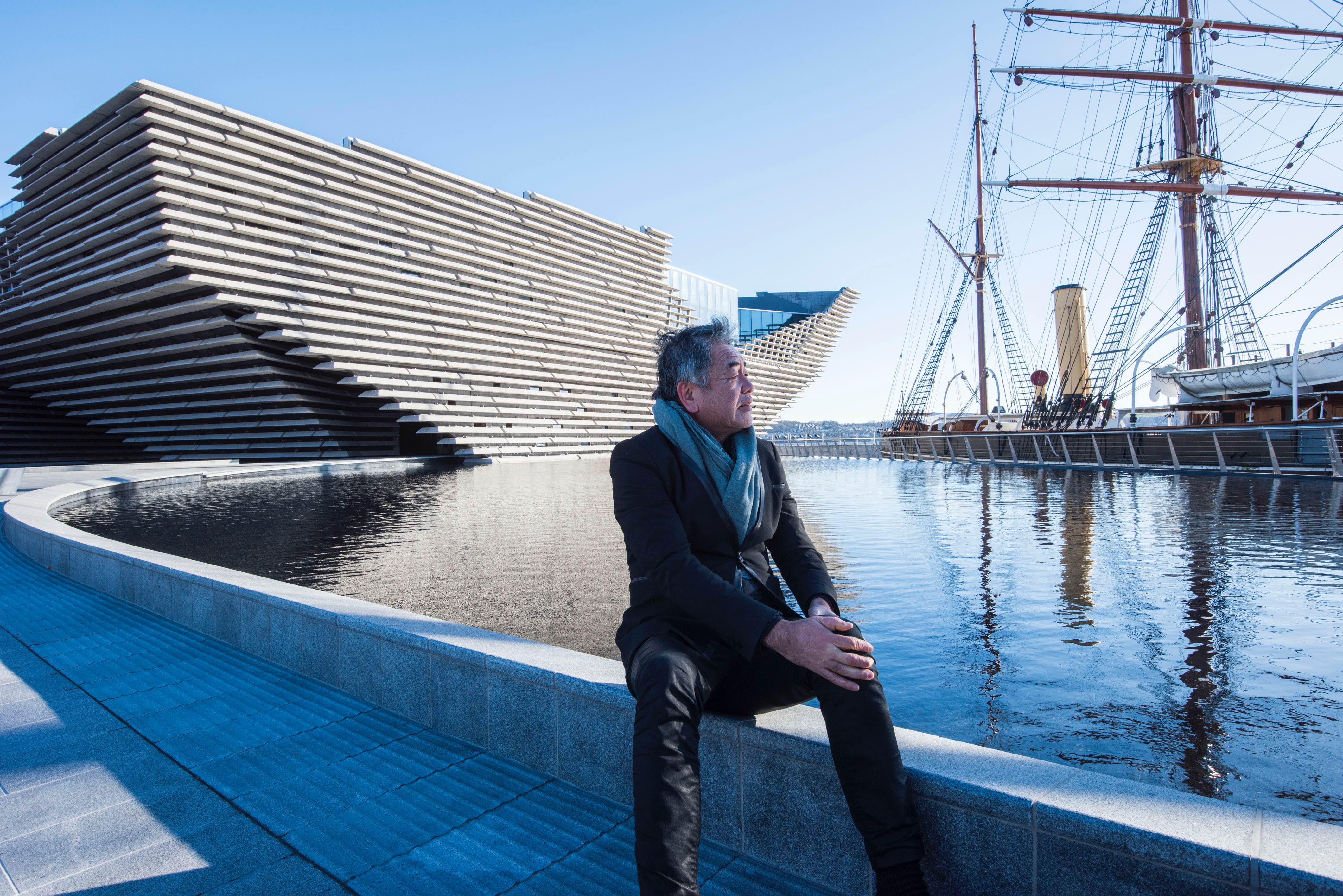 除了在造型上化身为停在码头边的大船，建筑前的石板广场也与 V&A Dundee 的石板外墙相呼应。