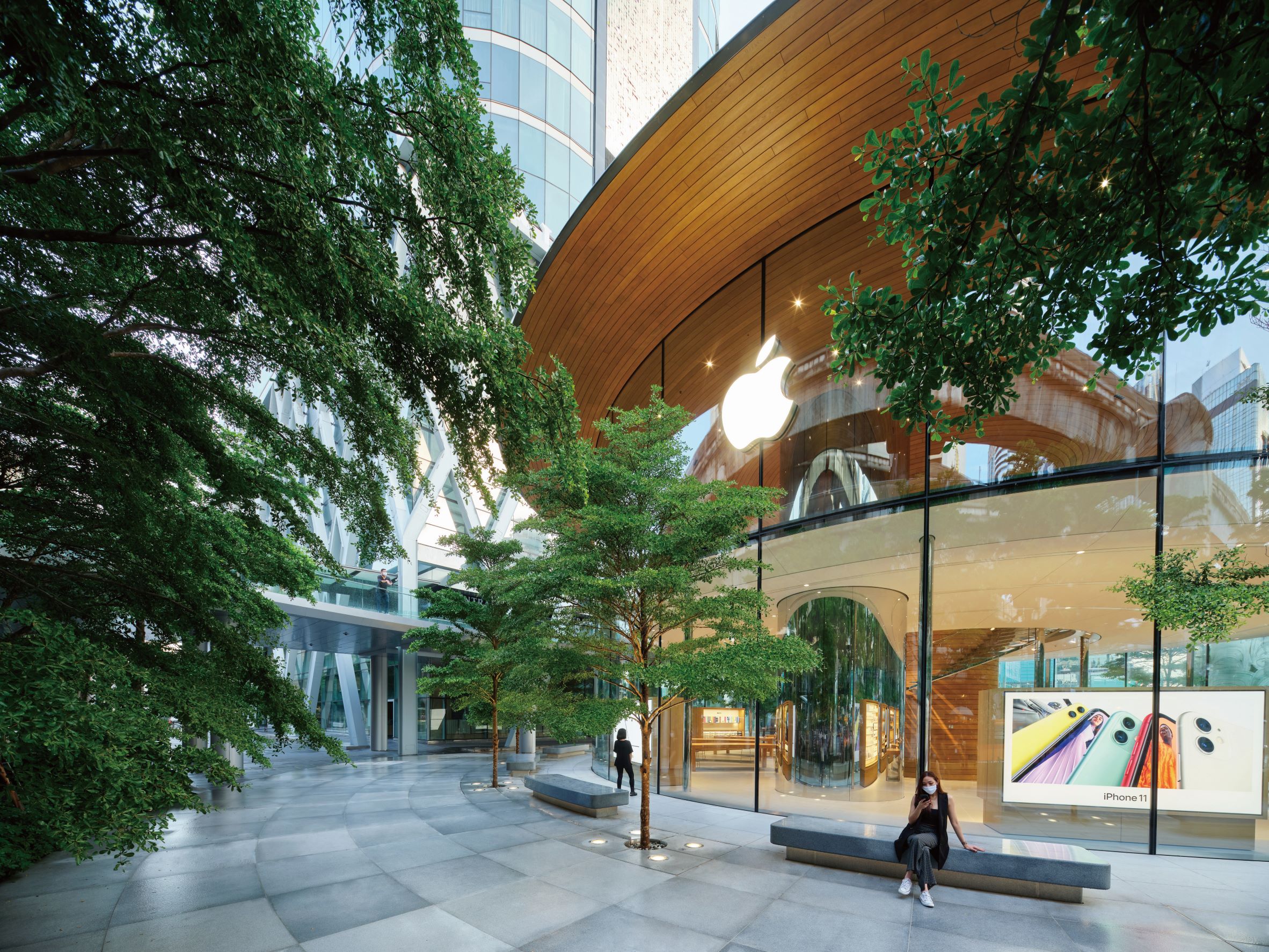 設計團隊特別在建築外圍種植上一棵棵綠樹，營造出與自然共生的建築意象。