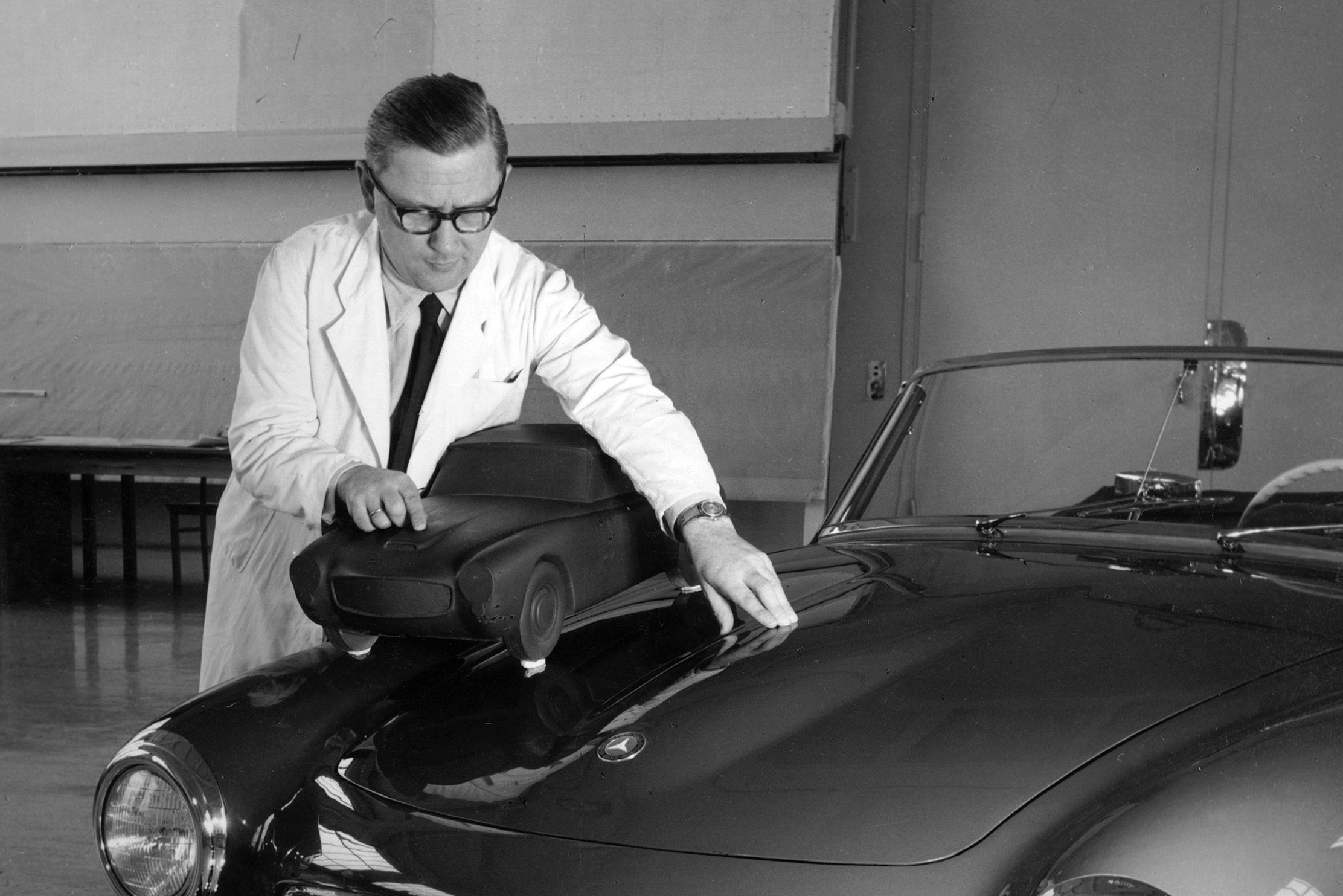 Friedrich Geiger 早在 22 岁 就进入 Mercedes-Benz 的特殊车部门，并参与许多开发计画。