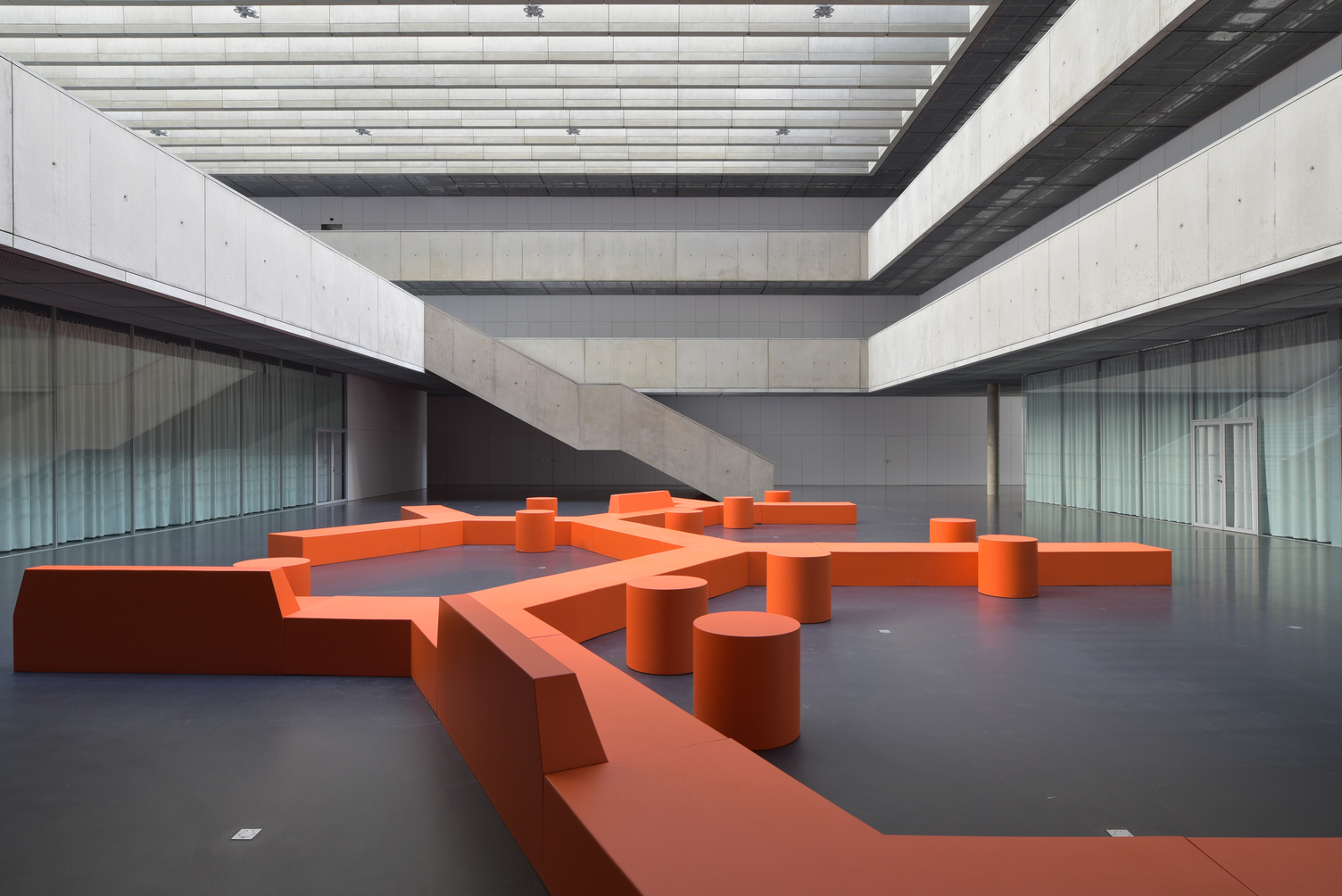 鲜明的橘色 Sixinch 模组化座椅组，为大厅空间带来对比鲜明的个性活力。