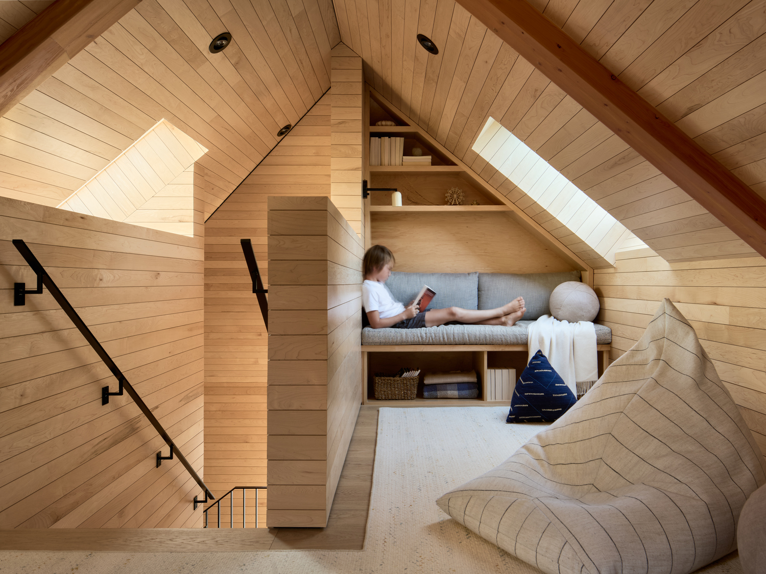 以淺色木材打造牆面和天花板，營造自然質樸溫馨氛圍。