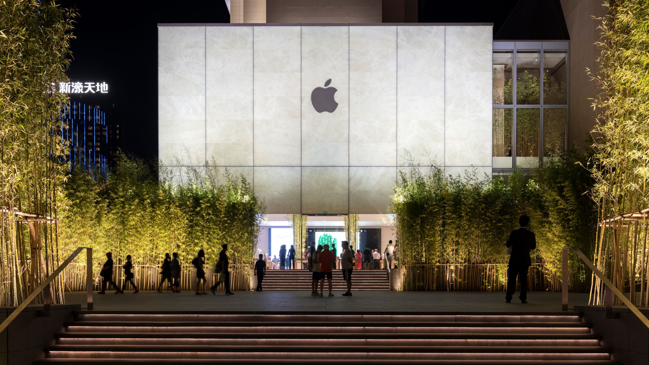 Apple Cotai Central 以半透光的玻璃石墙，打造出如同纸灯笼般的建筑意象。