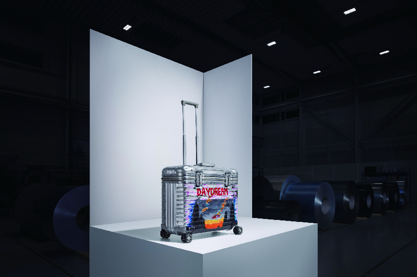 蔡依林的行李箱也在展示之列中，这款陪她征战米兰时装周的登机箱是她带上飞机的随身“零食箱”。箱身外有她自制的涂鸦彩绘“DAYDREAM”，鼓励自己要勇敢做梦!