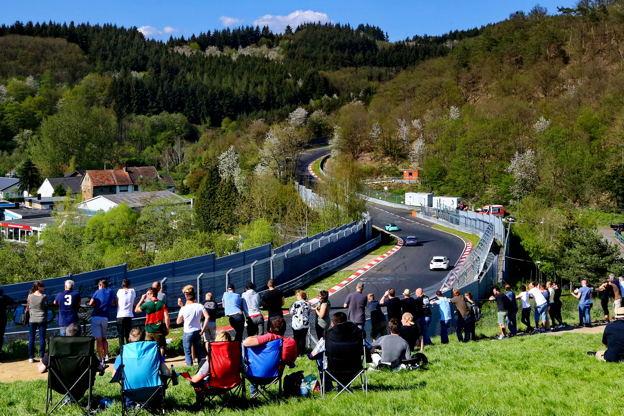 与周遭环境融合的跑道，常吸引许多车迷到现场欣赏各种跑车英姿。