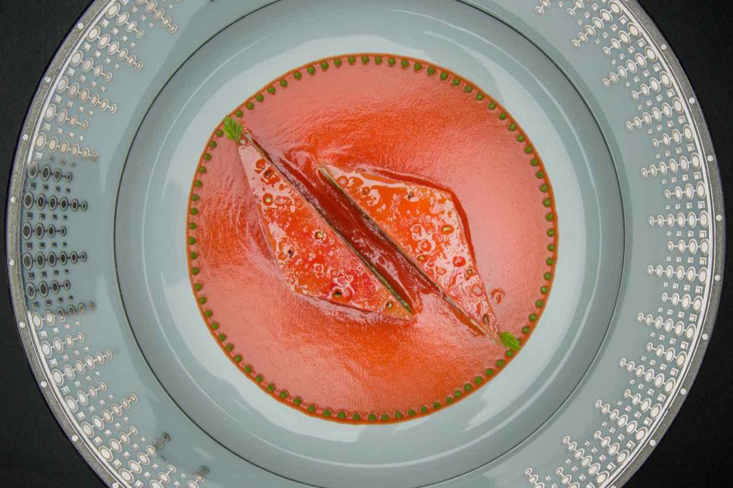 “鲜嫩蕃茄蟹肉千层”是需要高超刀功技巧才能完成的一道料理，酪梨和蟹肉的组合，滋味清新。