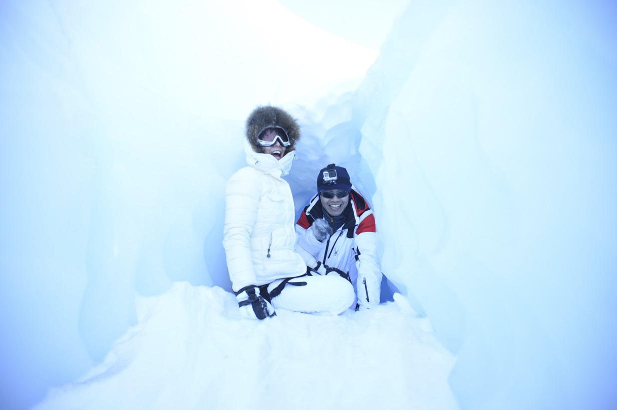 爬进雪洞里，可以体验探险家在极地避寒露营的感受。