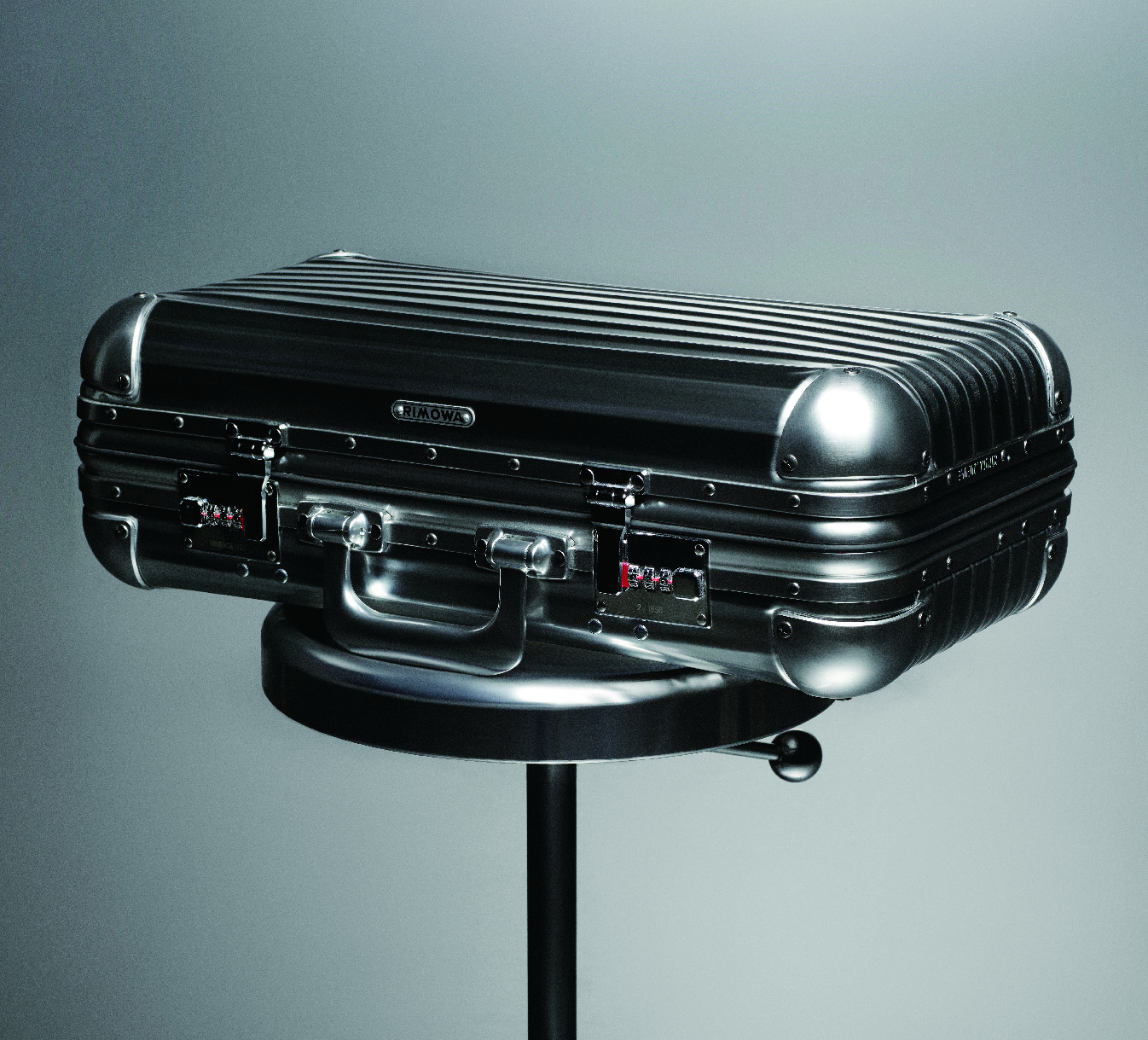 每个人的 RIMOWA 旅行箱某种程度都说出主人的个性，本籍德国的 Karl Lagerfel 私人行李箱显示他一丝不苟的德式美学。