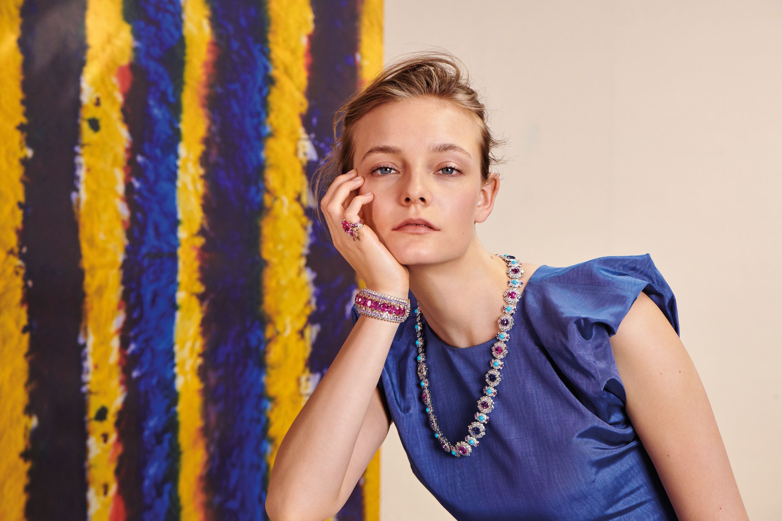 Van Cleef & Arpels 为《罗密欧与茱丽叶》高级珠宝系列创造全新百余件作品，其中多数灵感来自文艺复兴时期 Verona 古城的辉煌建筑风格与瑰丽装饰，成为妆点现代茱丽叶不可或缺的经典元素。