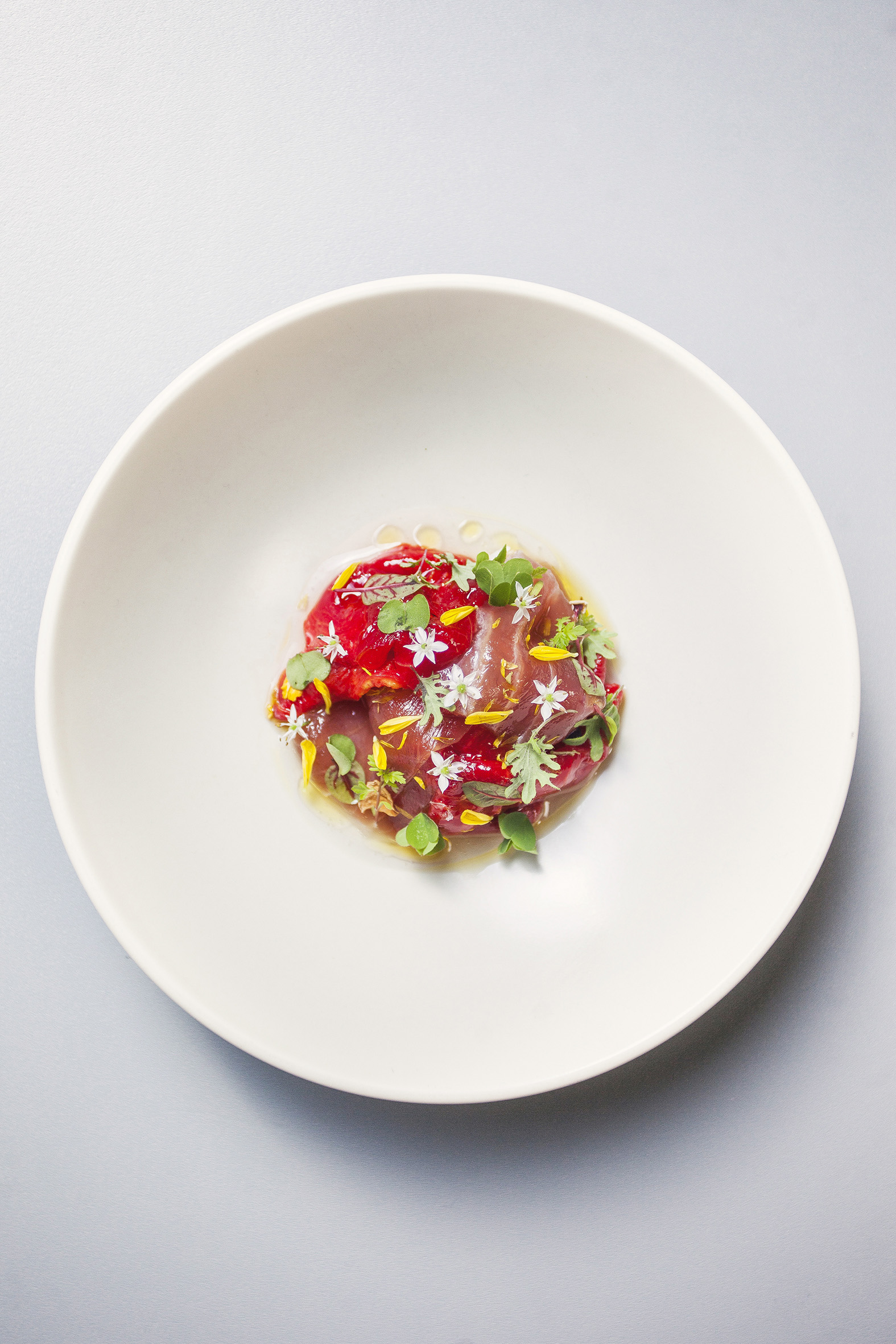 “西瓜│鲔鱼│牛番茄”在夏季把西瓜最棒的味道风干后预藏起来，竟有像生牛肉的口感，与风干牛番茄与黑鲔鱼一起吃，鲜美又清爽。