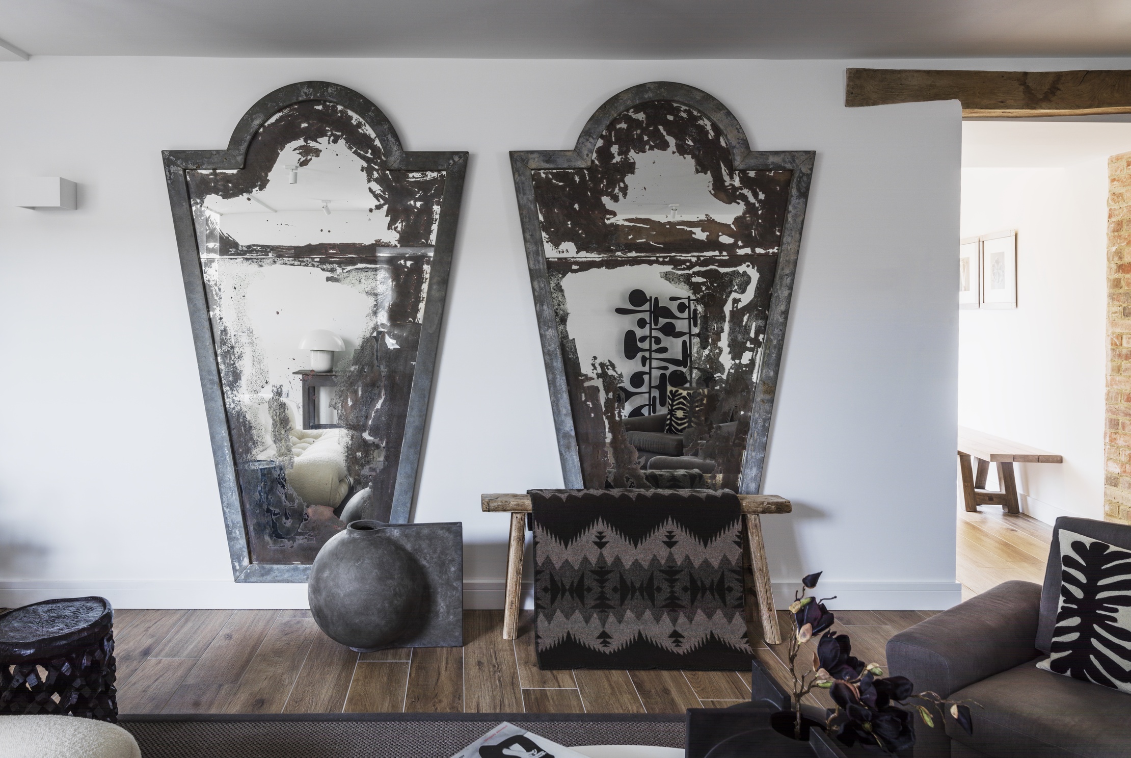 珍藏多年的仿古锈蚀威尼斯镜，在白墙烘托下格 外显眼，别具一番风味。