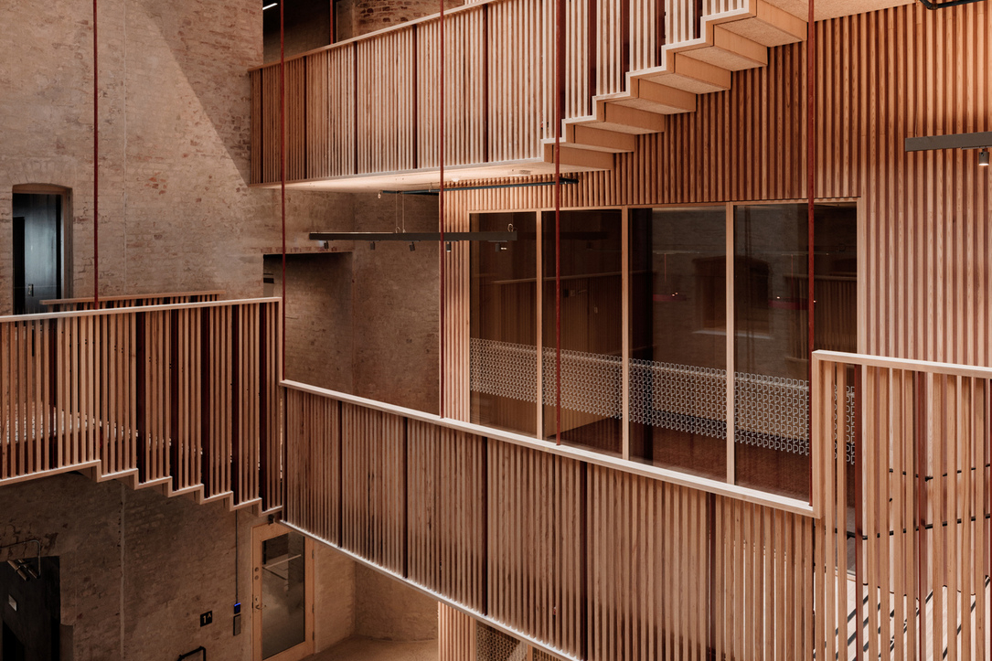 连接各楼层的木格栅阶梯通道，除了建构出流畅的内部循环动线，同时描绘出独特的律动美感。 （ Photo by Einar Aslaksen ）
