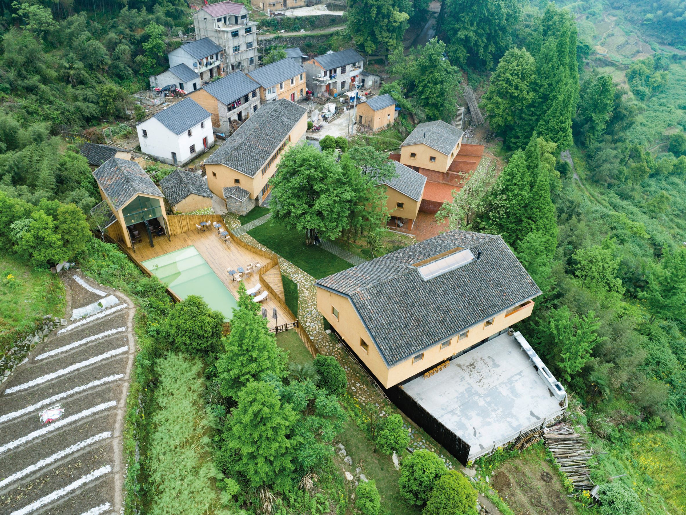 保留土墙与灰瓦屋顶的「大山初里」，让民宿自然融入山村景色中。