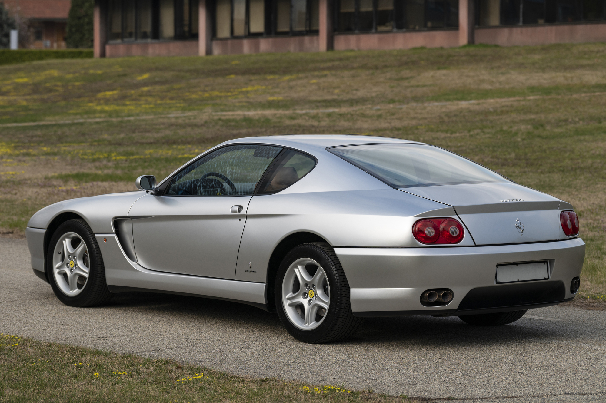 Ferrari 456 GT 优雅修长的车身，视觉呈现赏心悦目， 相当适合作为旅行之用。