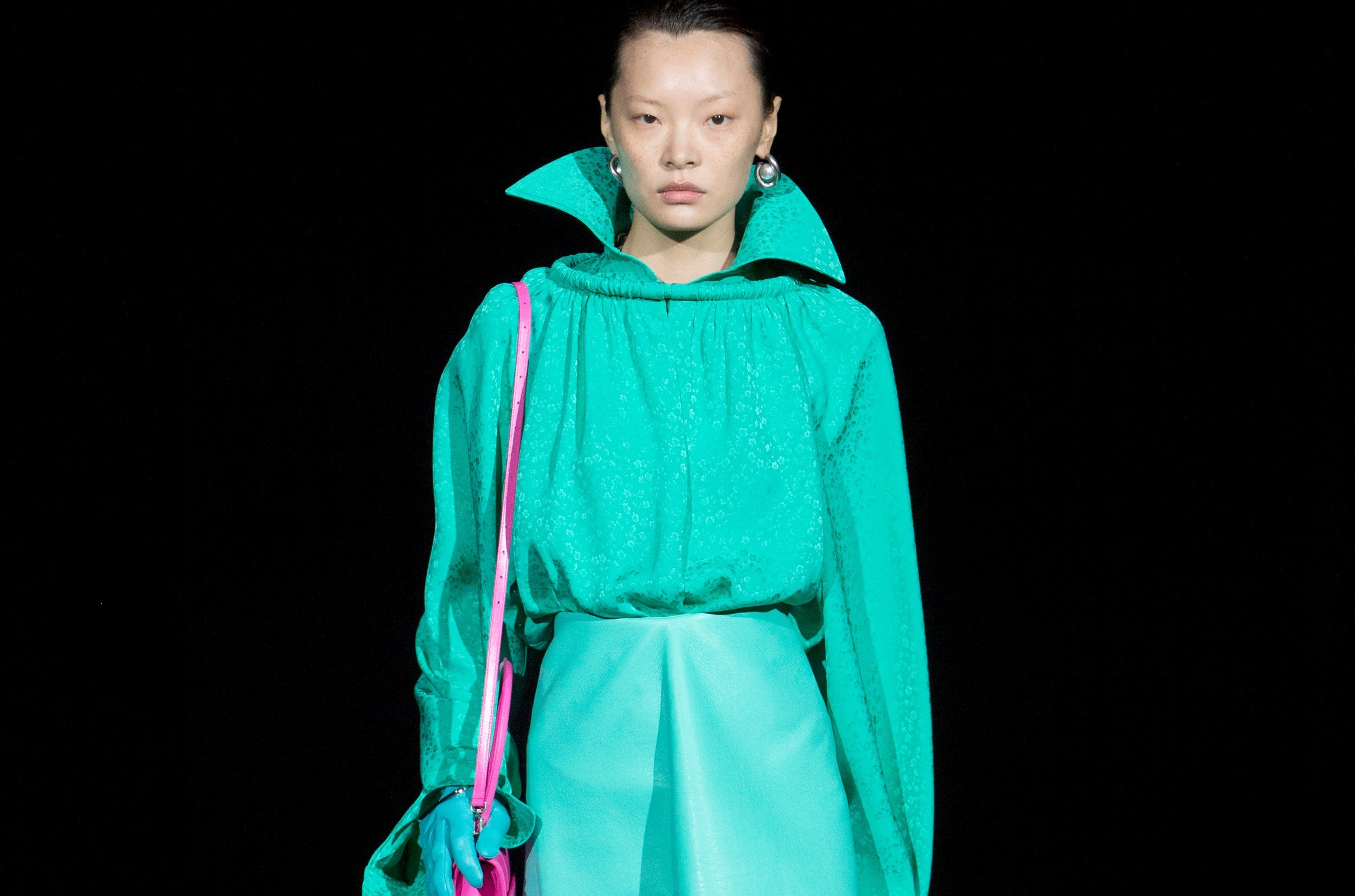 在 2019 秋冬季新作中，Balenciaga 秀上出现大量超现实的服装轮廓与鲜亮色彩，是 Demna Gvasalia 眼中的巴黎人以休闲混搭晚装的模样，他以「居家服外穿」的概念为巴黎人的秋冬带来舒适慵懒但依旧有型的选择。