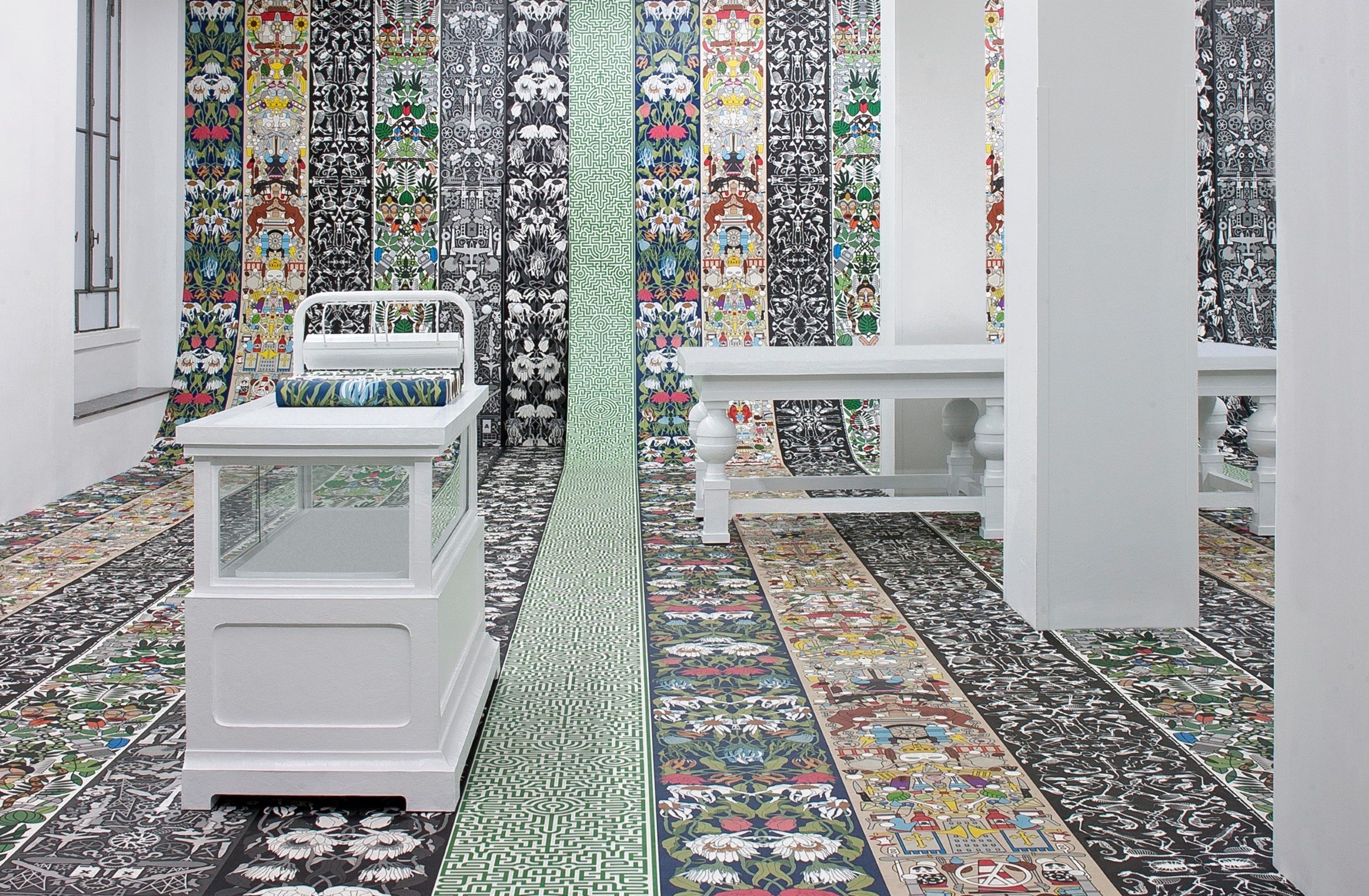 与荷兰壁纸品牌 NLXL LAB 合作推出的壁纸系列，大展 Studio Job 最擅长的图腾美学。