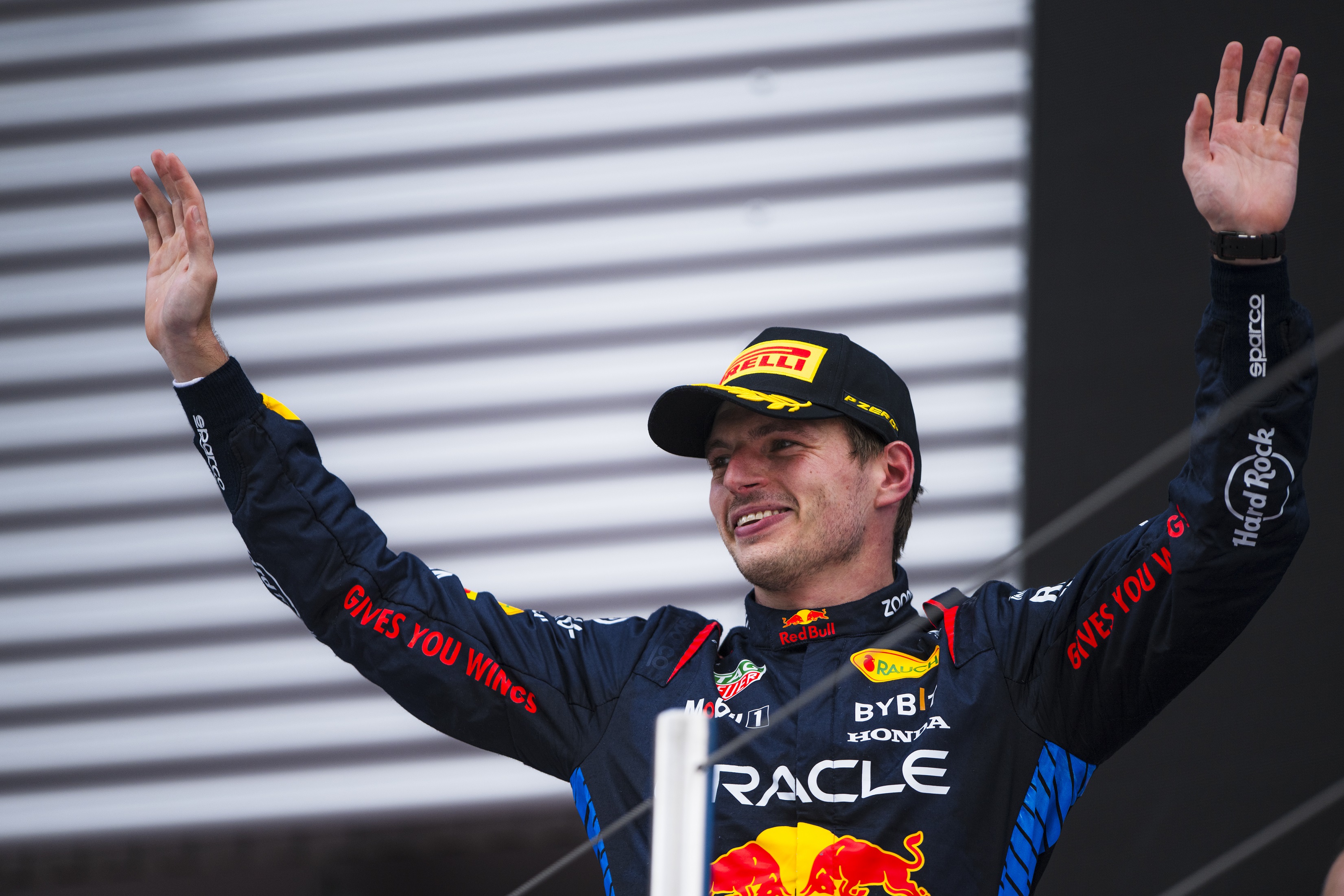 从 2021 到 2023 年连续拿下三届 F1 冠军的名车手 Max Verstappen，也在今年参与盛会，引起车迷追逐。