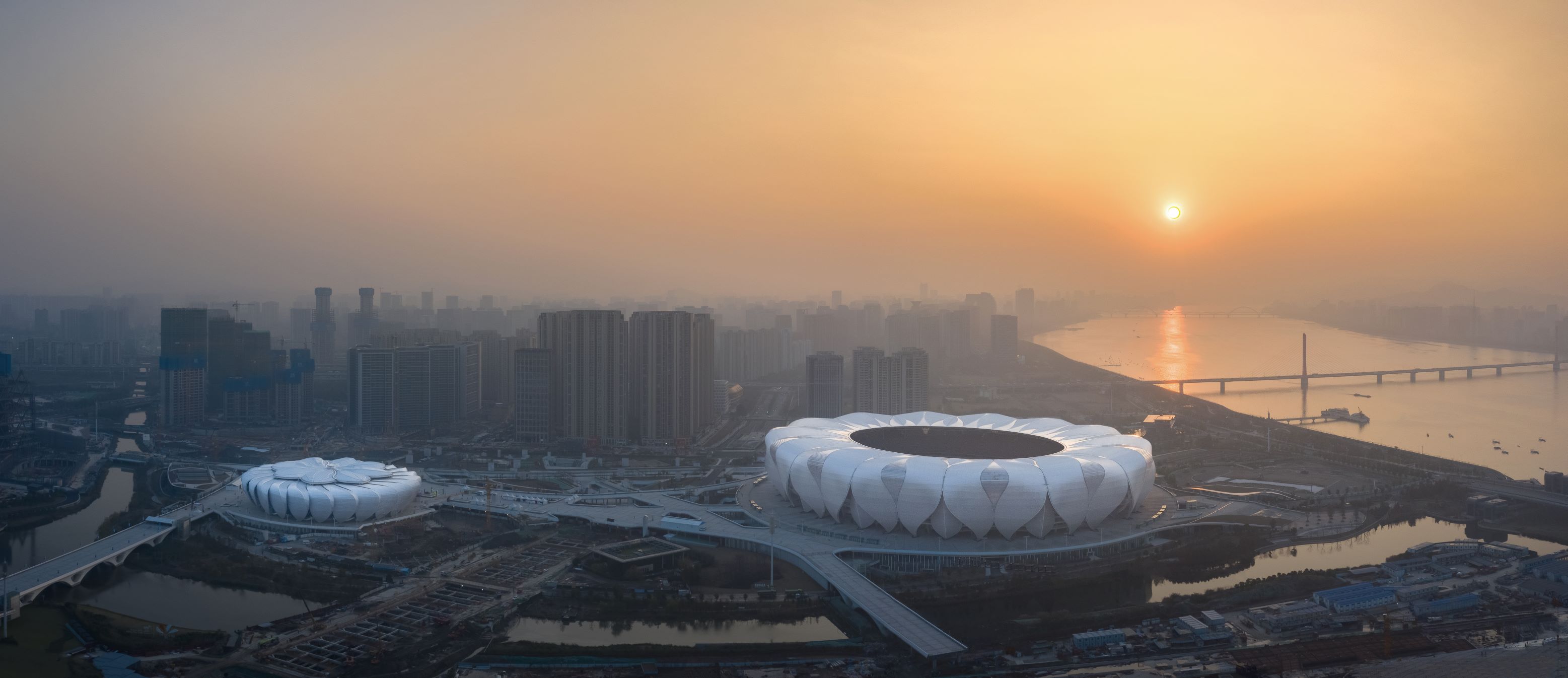 HANGZHOU OLYMPIC SPORTS CENTER 以鋼骨花瓣組合出的體育場