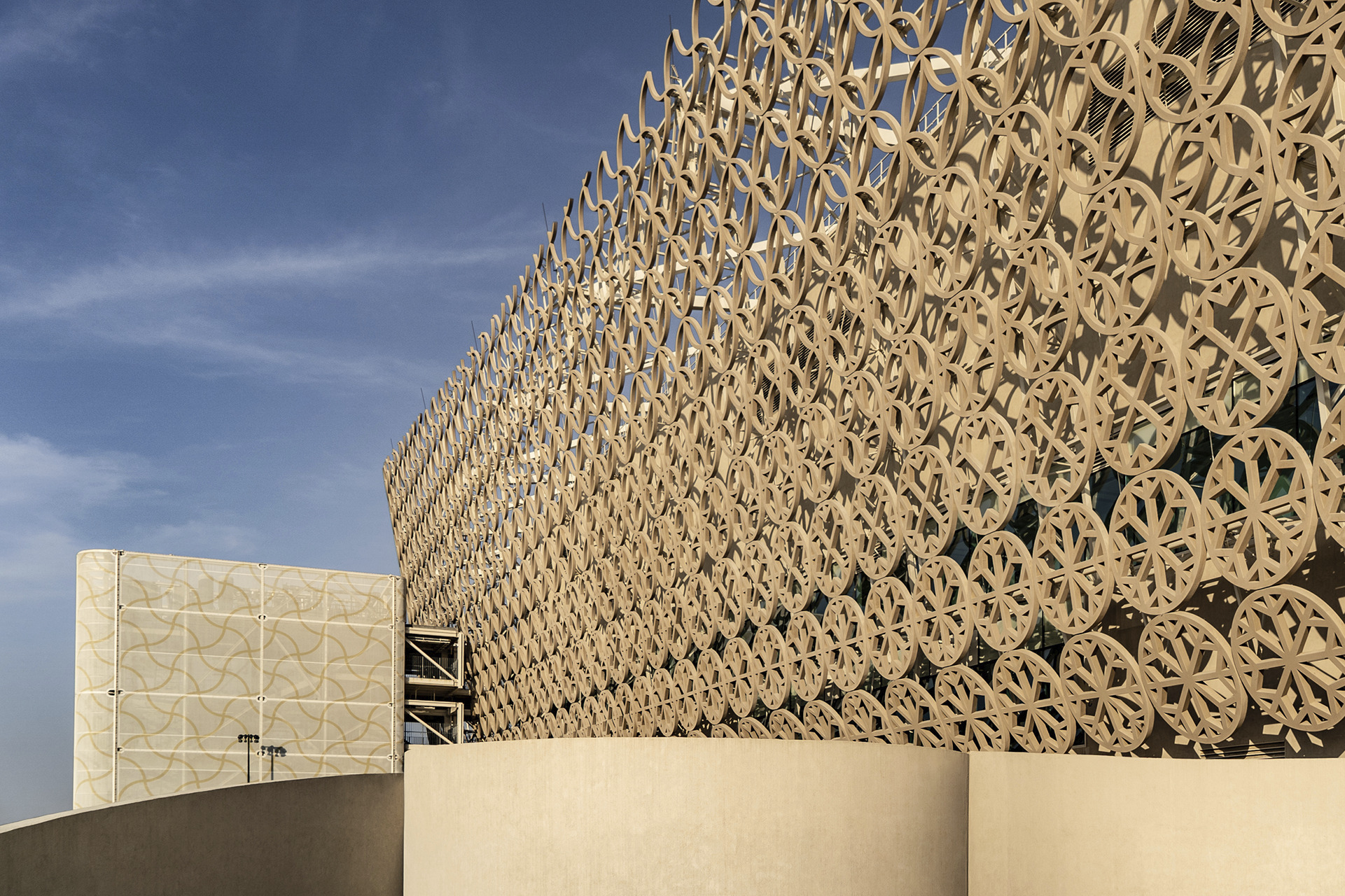 Ahmad Bin Ali Stadium 特别将卡达传统文化图腾设计为优美的外墙遮阳系统。