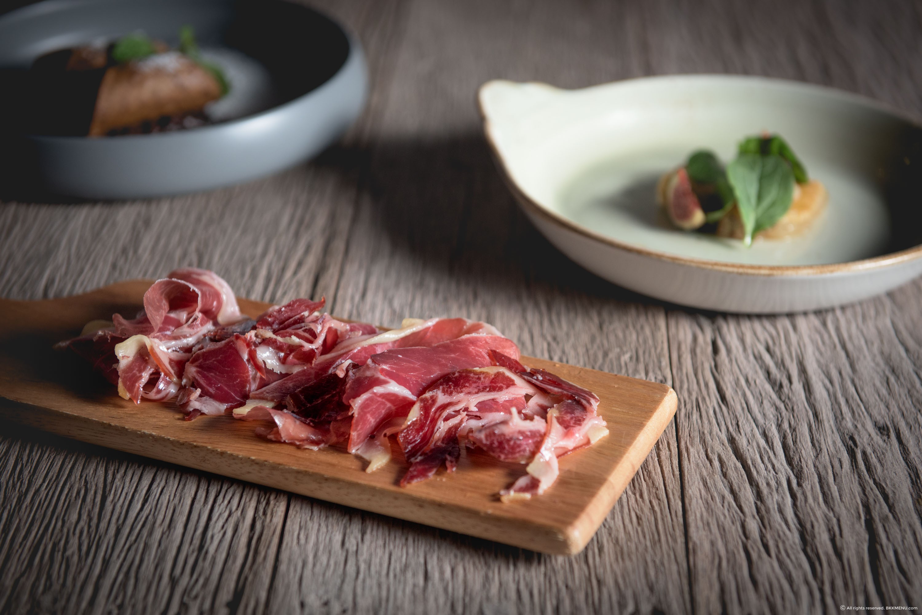 以橡实喂养的伊比利猪，以盐腌制后，直接吊挂风干熟成即成传颂数百年的美味。